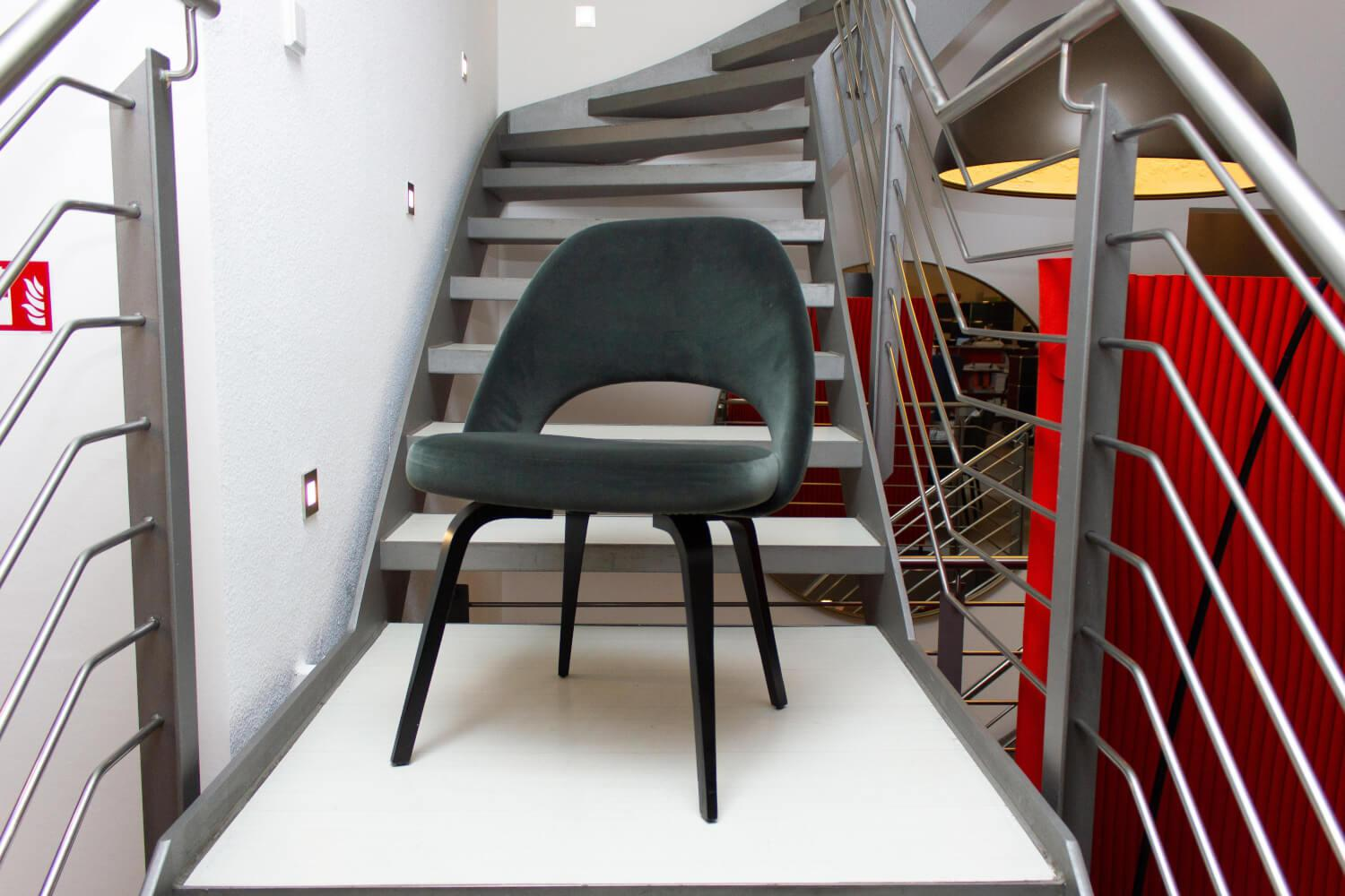 Knoll International - Stuhl Saarinen Kollektion Relax Konferenz Bezug Stoff Cactus 169 Eva Grün Vier Bein Gestell Eiche Auf Ebenholz Gebeizt - 4