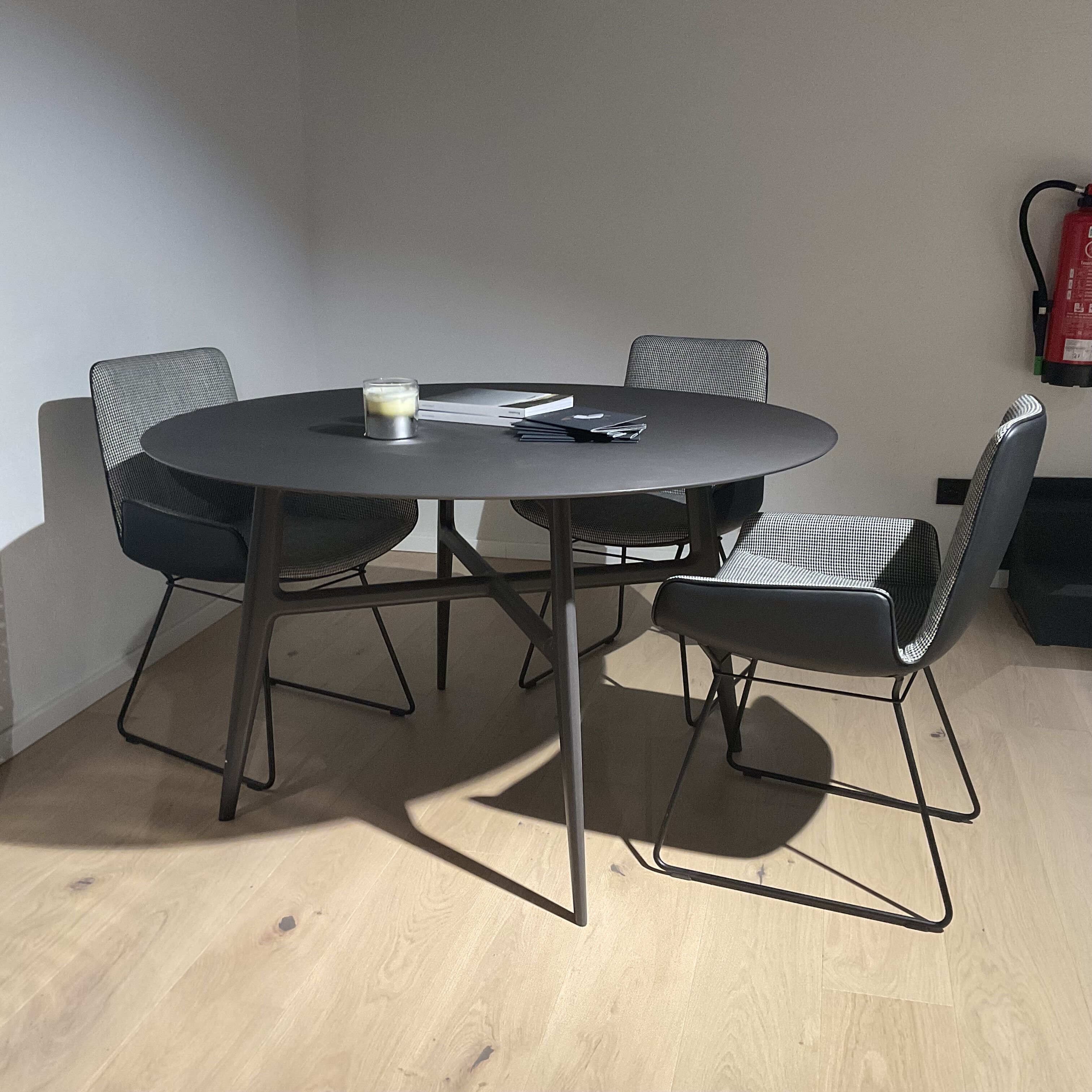 Freifrau - 3er-Set Armlehnstuhl Amelie Low Edition Coco Living Innen Stoff Clifford Schwarz Weiß Außen Leder Sahara Ebony Schwarz Gestell Metall Schwarz - 2