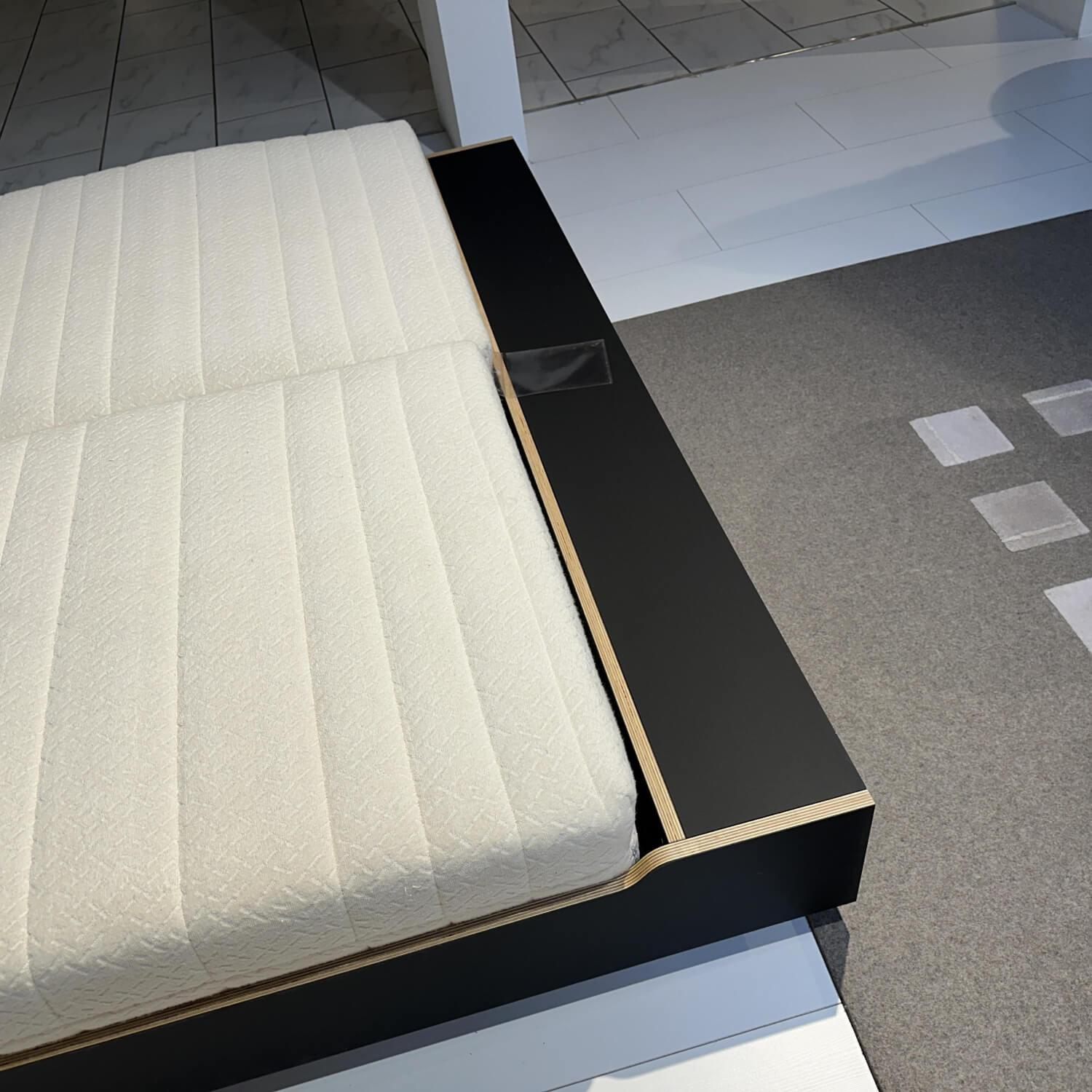 Müller Möbelwerkstätten - Bett Maude HPL Schwarz Matt Beschichtet Mit Ablageboard Inklusive Rückenkissen Und Nackenrolle - 6