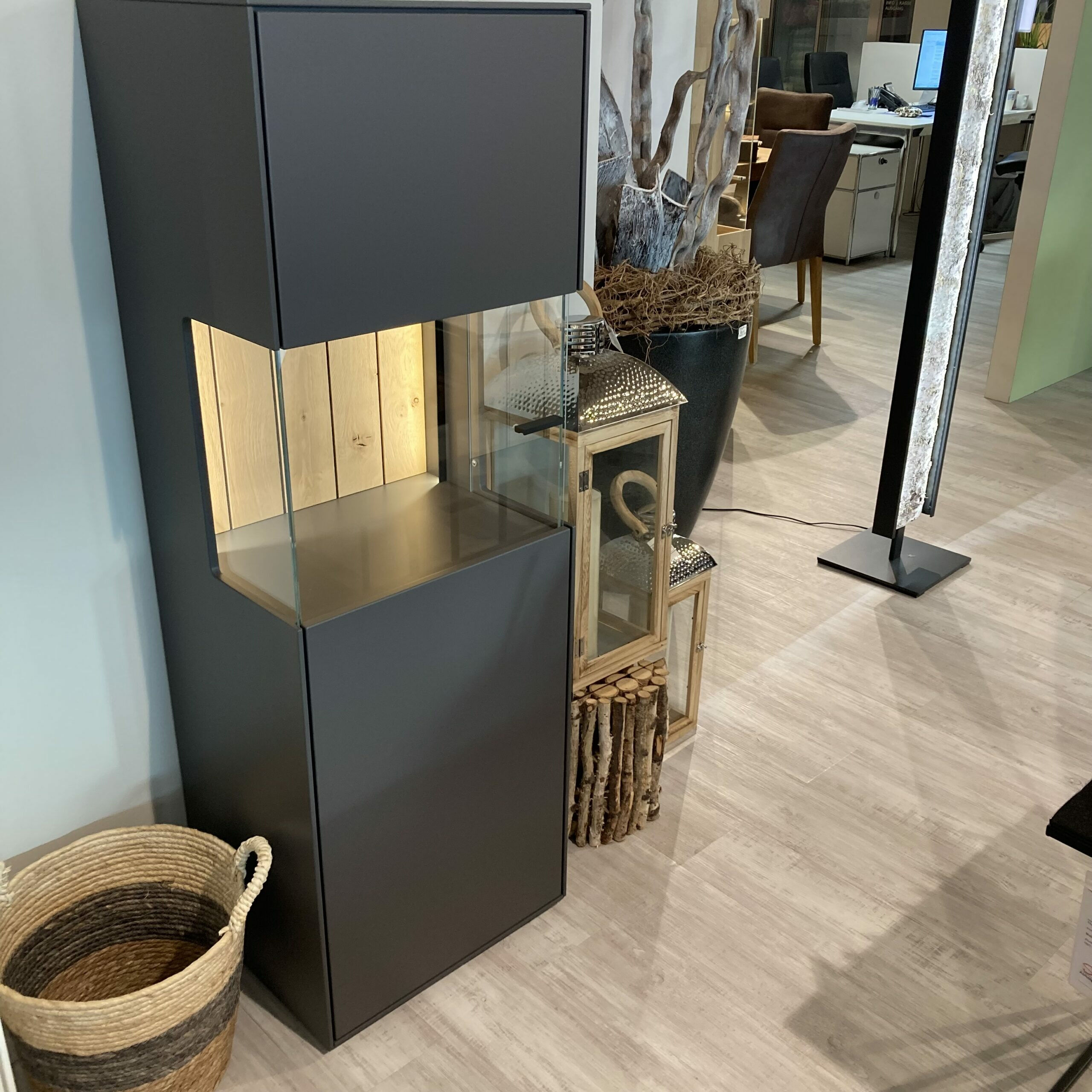 Wöstmann - Vitrine Werne Korpus Lack Graphitgrau Rückwand Balkeneiche Stark Gebürstet Seitlich Verglasung Mit LED Beleuchtung - 3
