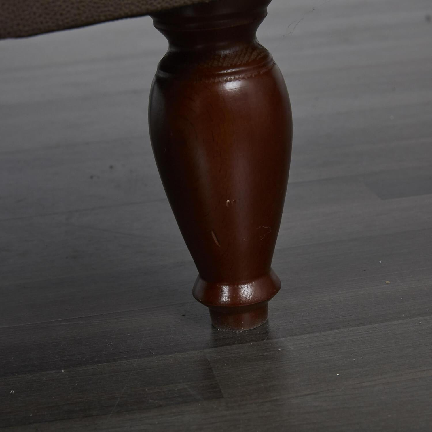 Recamiere James In Chesterfield Stil Stoff Braun Gestell Holz Füße In Dunklen Holz