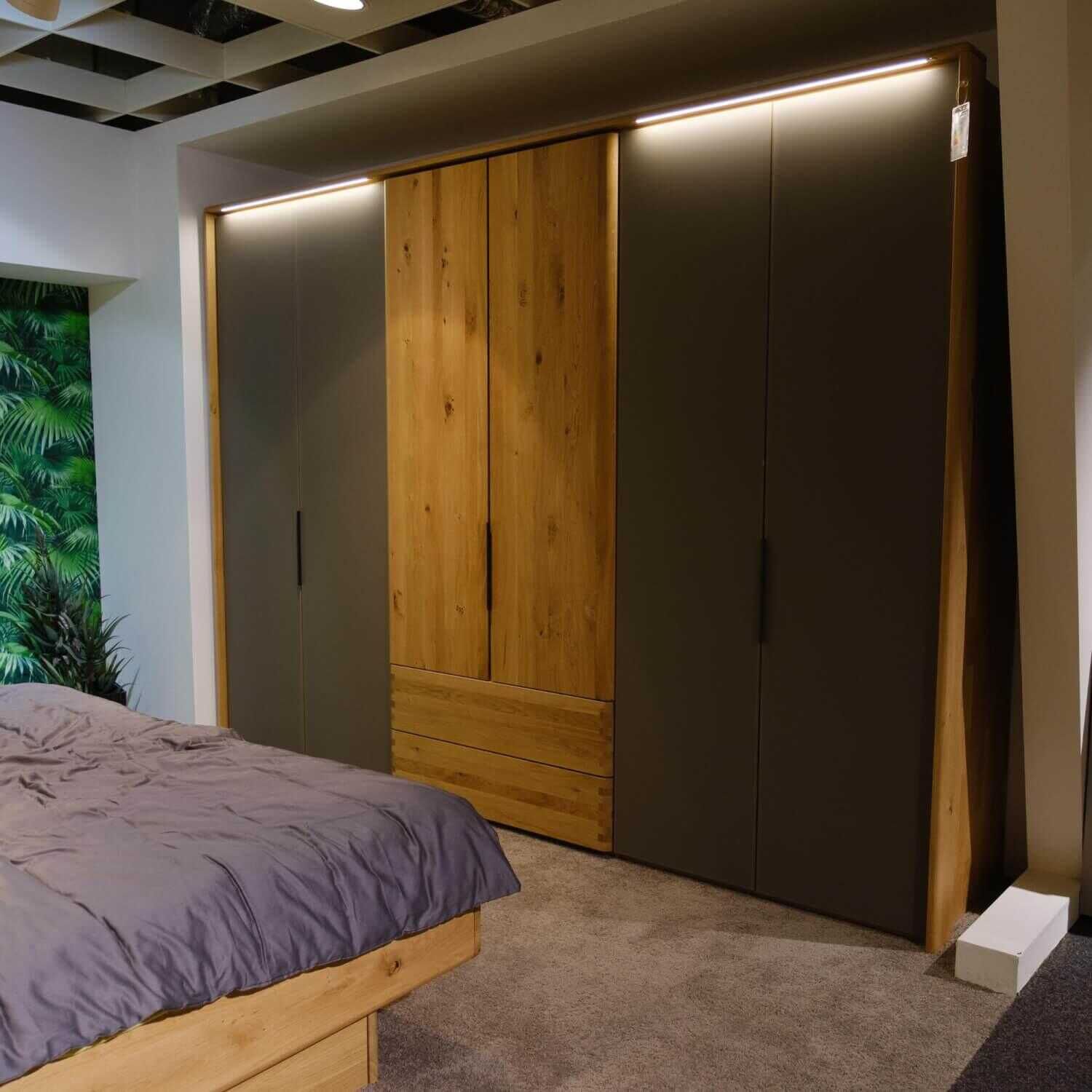 Schlafzimmer Minor Europäische Wildeiche Gebürstet Kleiderschrank Bett Nachtkonsolen