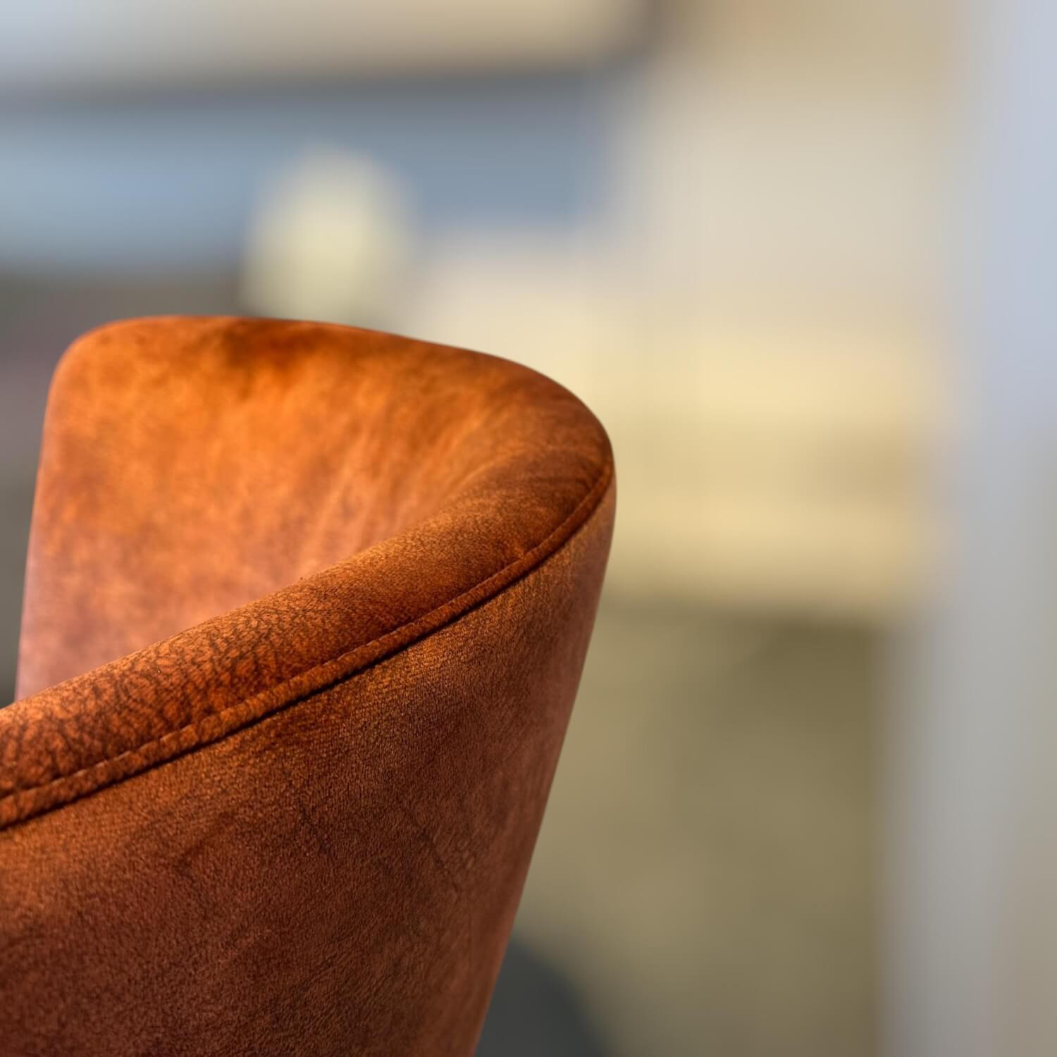 Bielefelder Werkstätten - Cocktailsessel Polo Stoff Pistoia Velvet CA1292/061 Orange Gestell Holz Wengefarben - 5