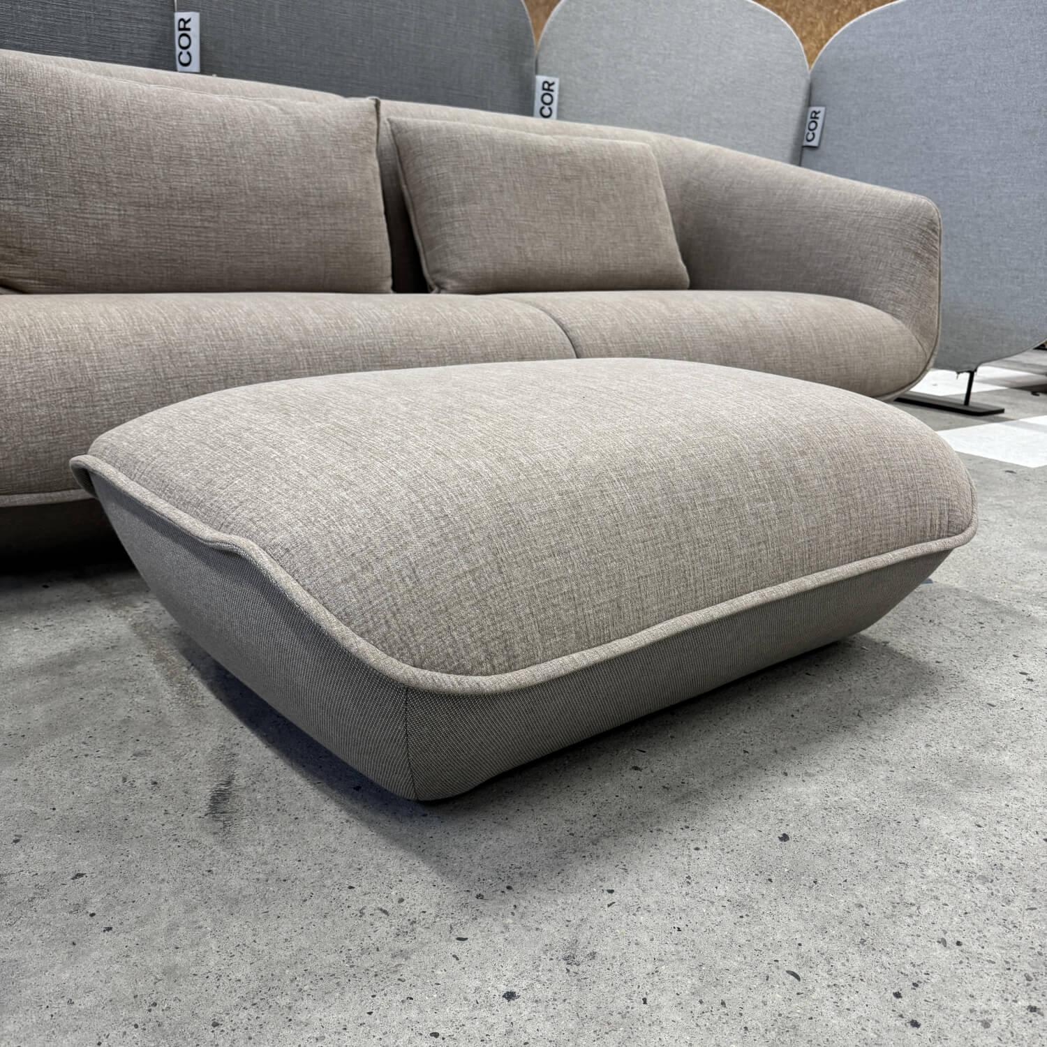 COR - Sofa Nook 36311 Innen Stoff 10121 Lehm Grau Außen Stoff 8231 Taupe Grau Beige Mit Rückenkissen Und Hocker - 4