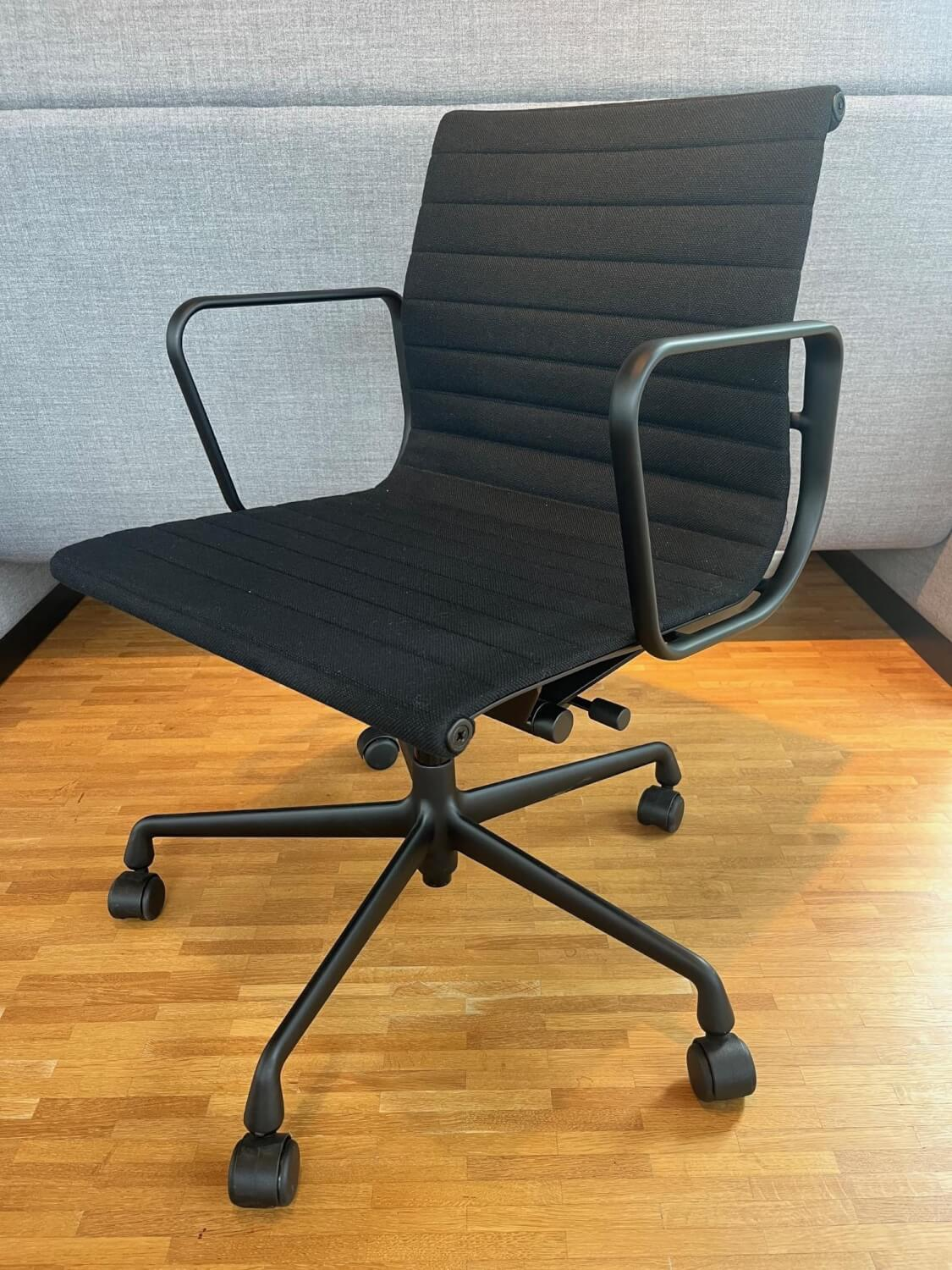 Vitra - Stuhl EA117 Stoff Hopsak Nero Schwarz Gestell Aluminium Schwarz Pulverbeschichtet Füße Rollen Schwarz - 2