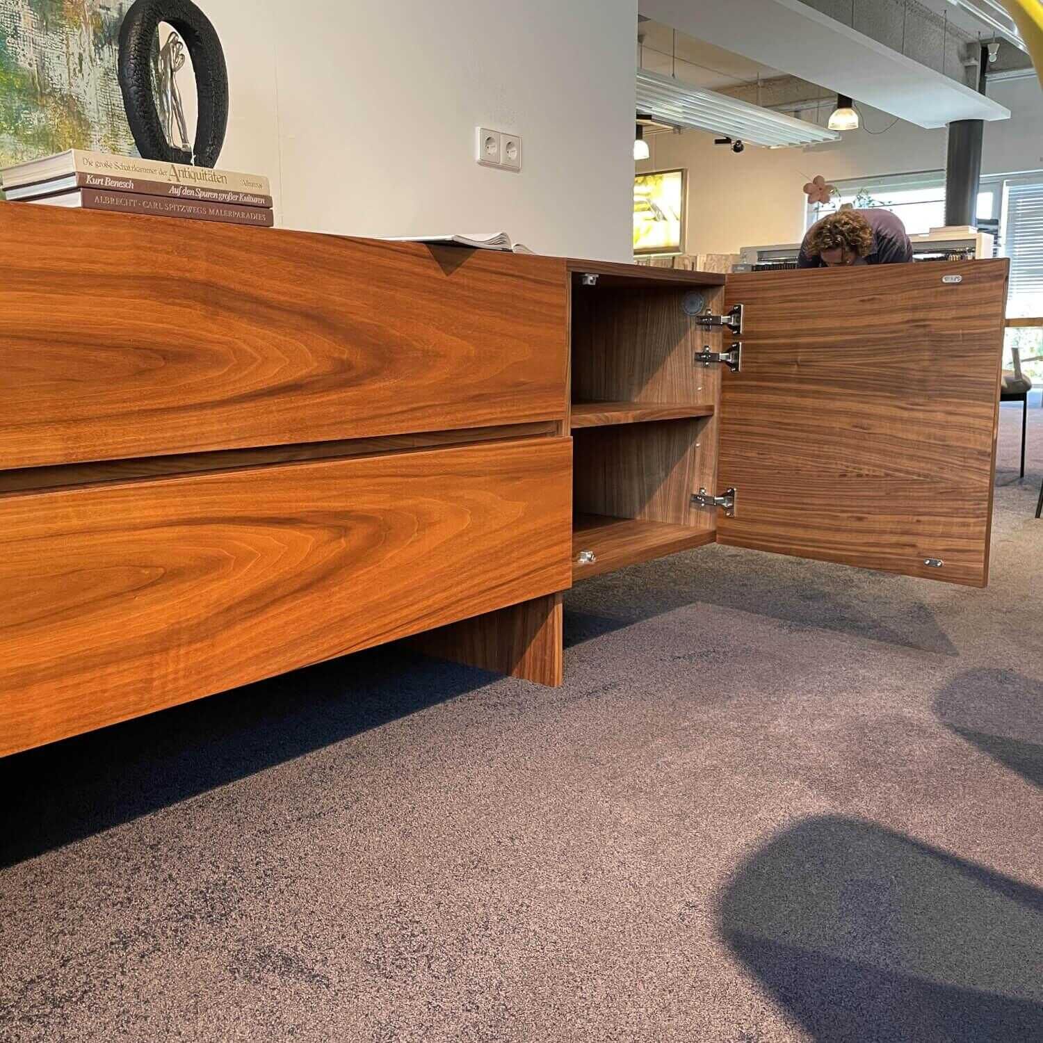 Riva1920 - Sideboard AKI Nussbaum geölt mit 2 Seitentüren und 2 Schubladen - 7