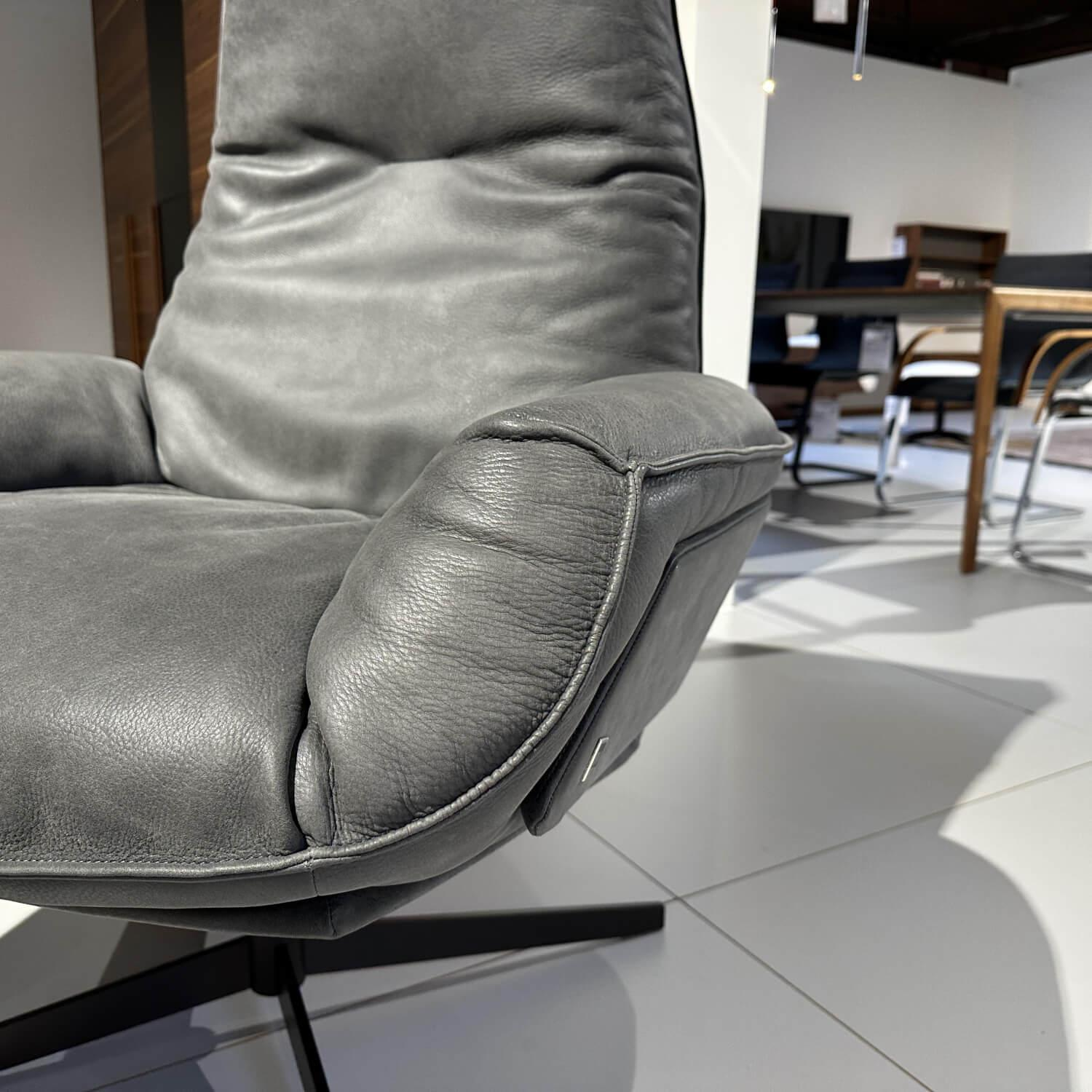 Bielefelder Werkstätten - Sessel Daron Leder Java Vulcano Grau Sternfuß Metall Bronze Matt Inklusive Hocker - 8