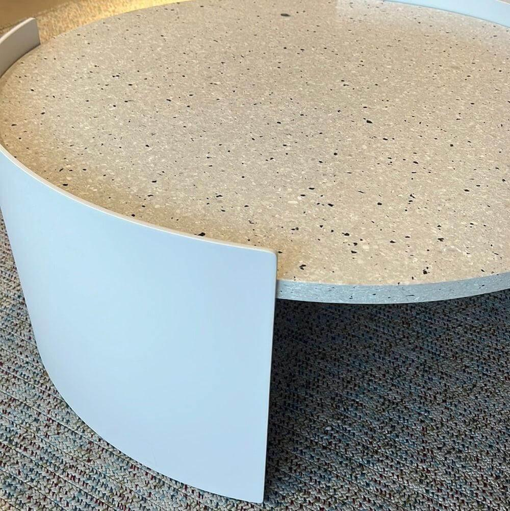 Cassina - Beistelltisch Bowy Klein Platte Recyceltes RFM Grau Weiß Gestell Aluminium Grau Lackiert Texturiert - 2