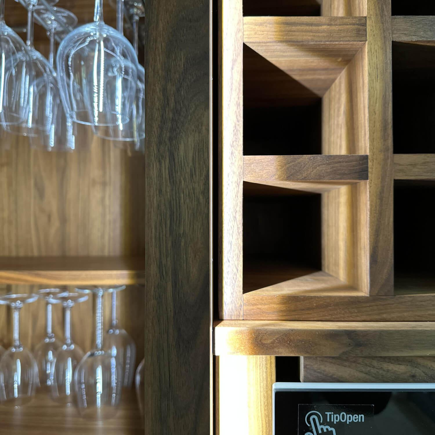 Riva1920 - Weinkofferschrank Cambusa Nussbaum Massiv Front Rauchglas Rahmen Eisen Mit LED Beleuchtung - 4