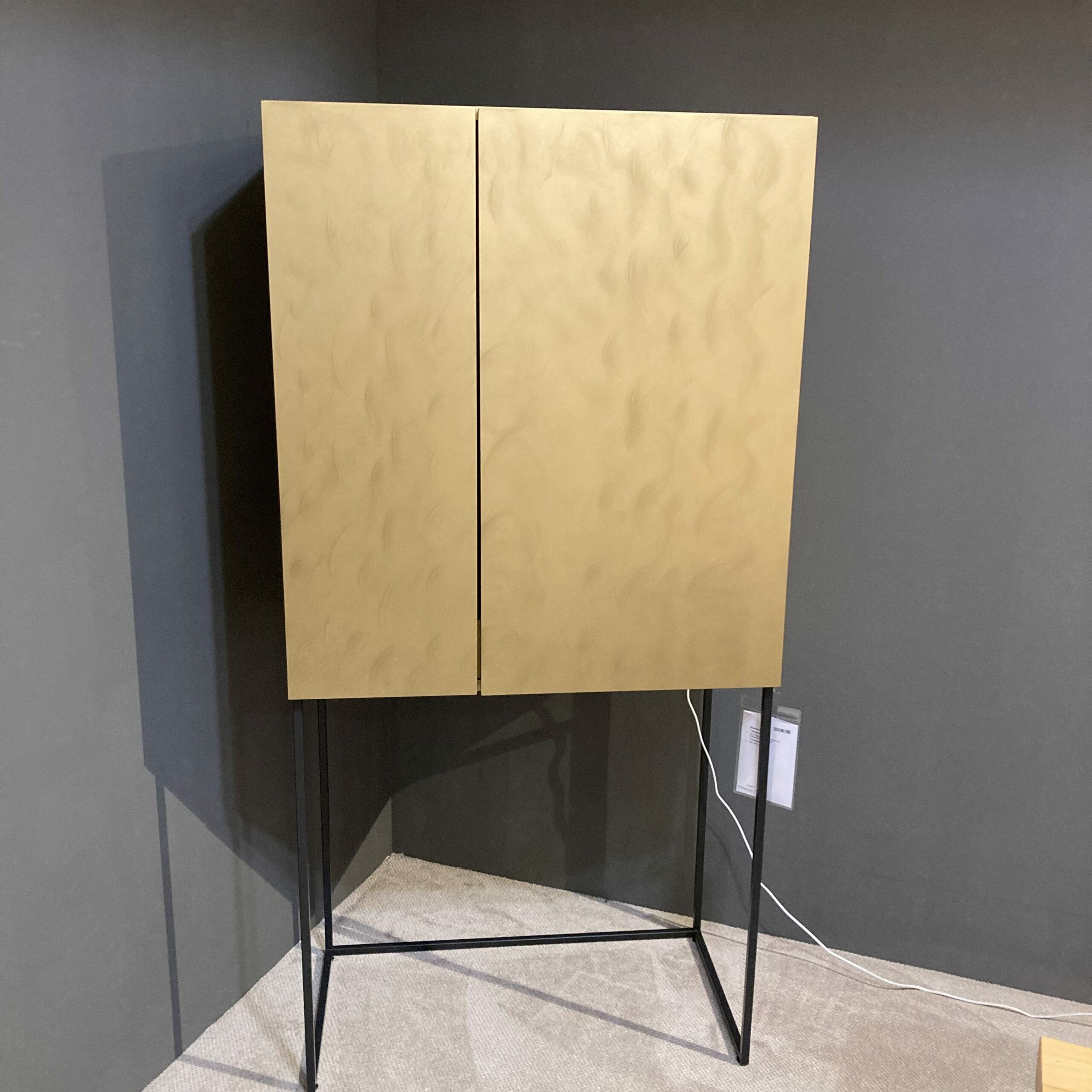 Contur - Barschrank 3900 Glattlack Gold Sockelrahmen Schwarz Matt  - 4