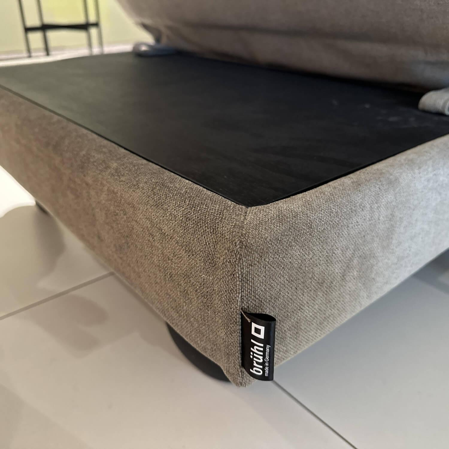 Brühl - Sofa Four Two Stoff 2813 0021 Greige Grau Beige Metallkufen Und Rollen Schwarz - 6