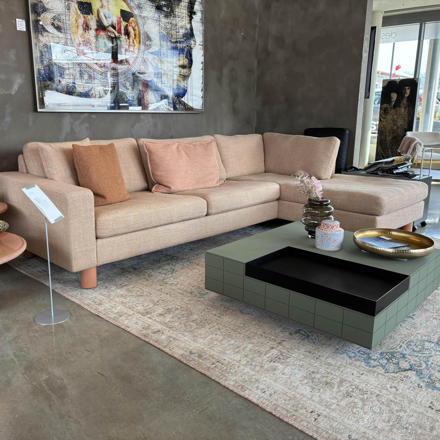 COR - Ecksofa Conseta Stoff 8186 Aprikose Rosa Füße Metall Rosa Lackiert Inklusive Kissen - 8