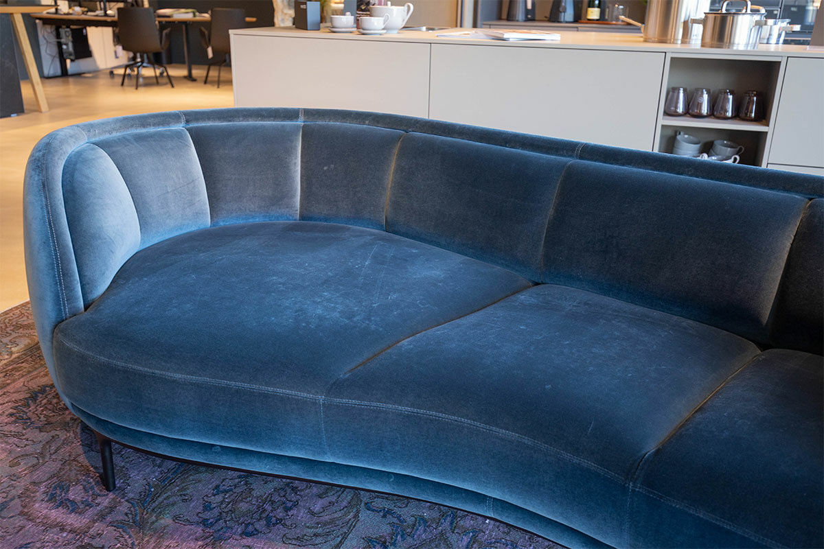 Wittmann - Sofa Vuelta Lounge 241 Stoff Velvet Petrol Blau Gestell Anthrazit mit Hocker Miles - 6