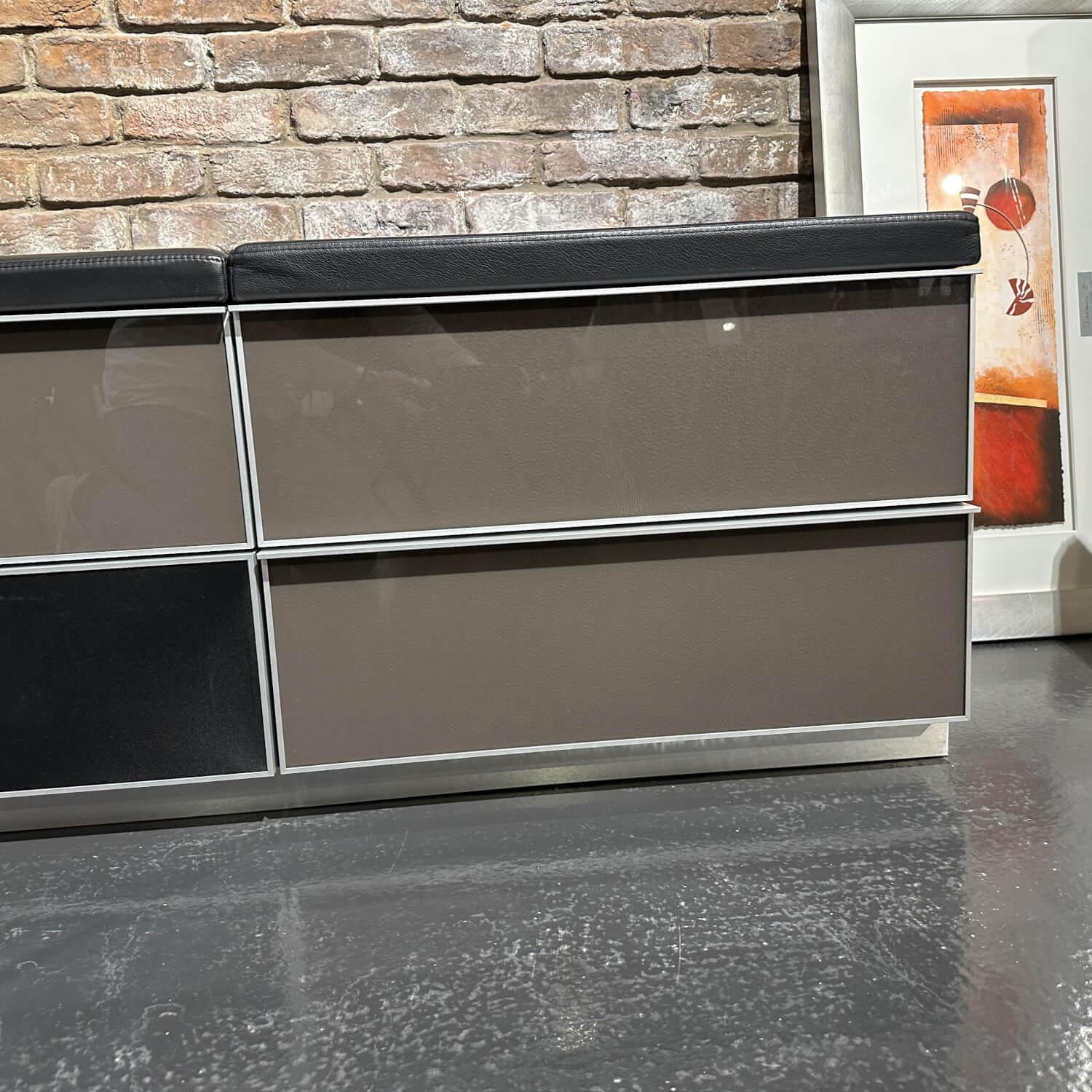 Spectral Smart Furniture - Medienmöbel Front Glas Korpus Schwarz Oberfläche Gepolstert - 4