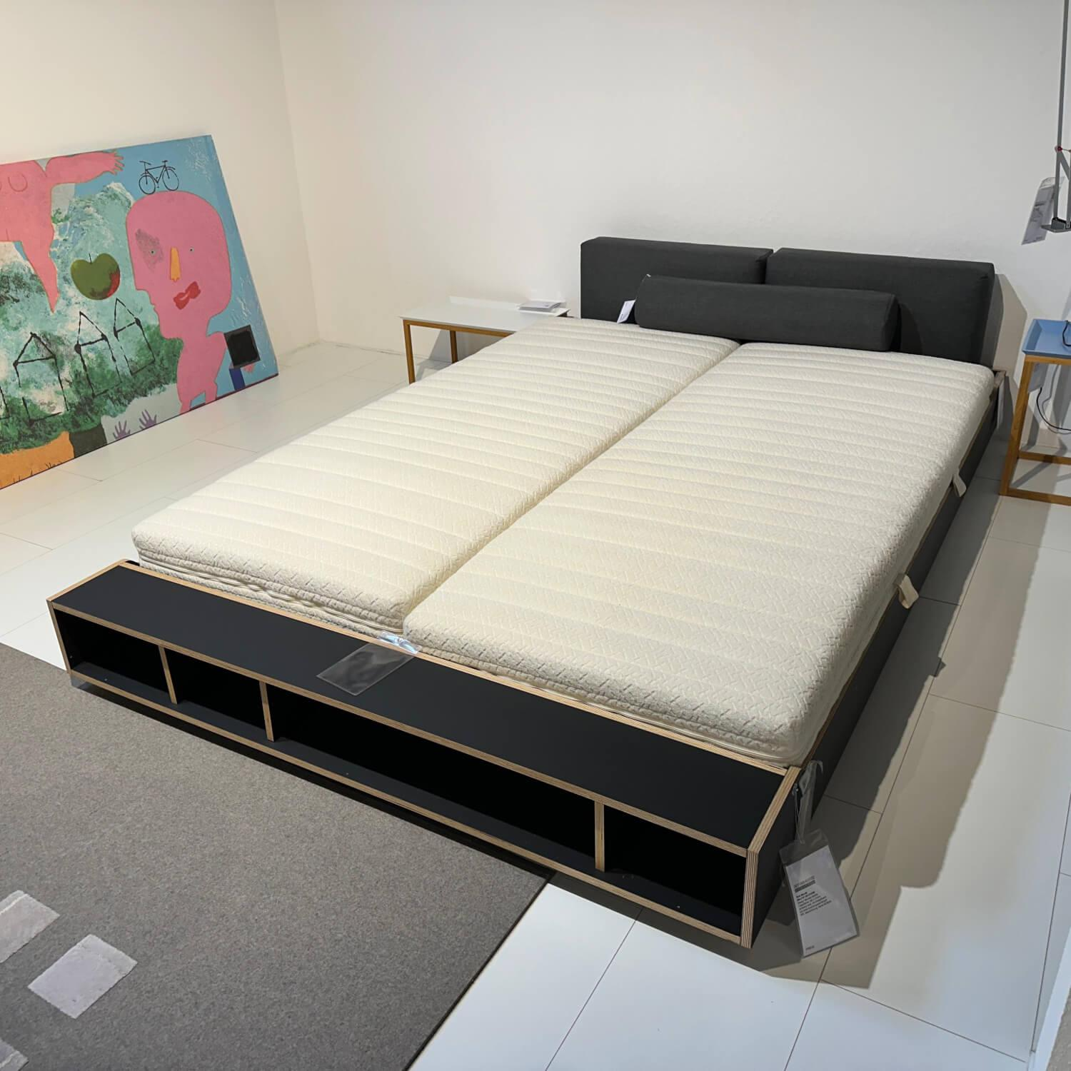 Müller Möbelwerkstätten - Bett Maude HPL Schwarz Matt Beschichtet Mit Ablageboard Inklusive Rückenkissen Und Nackenrolle - 3