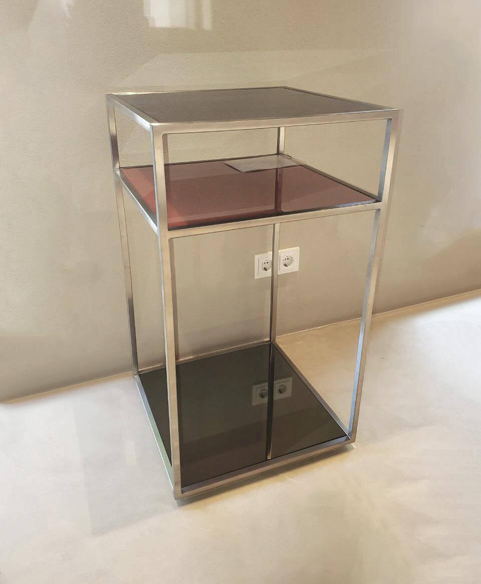 Christine Kröncke - Cameo Konsole Parsolglas Hinterlackiert Rot Schwarz Gestell Edelstahl Matt - 2