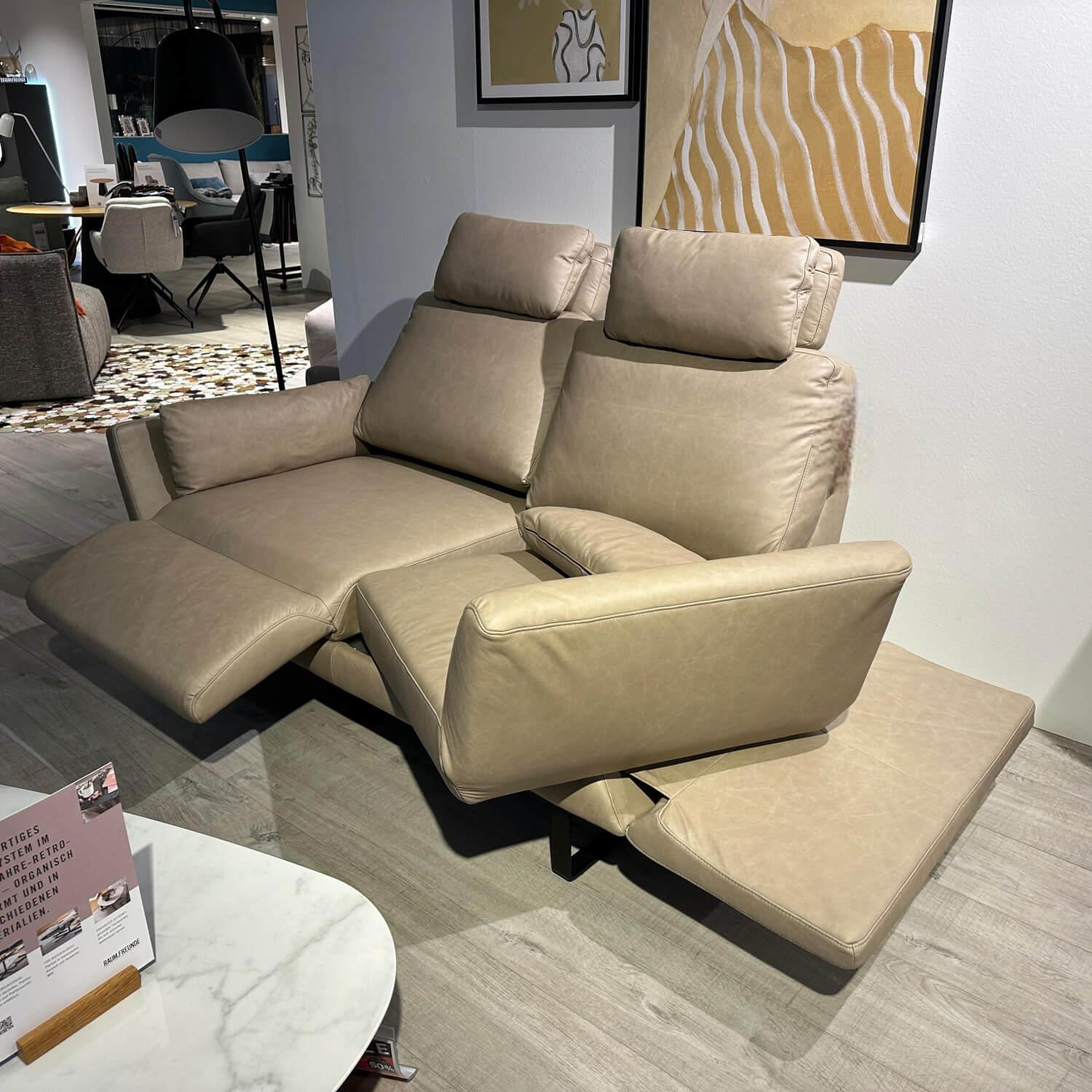 Raum.Freunde - Sofa Tova RA 22002 Leder Vicenza Taupe Beige Metallkufe 420 Schwarz Matt Inklusive Kissen - 3