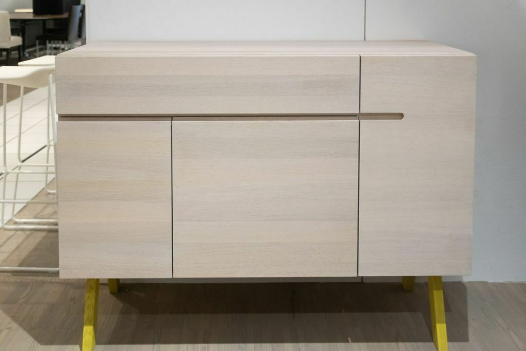 Zeitraum - Sideboard Side Baby Atelier Eiche massiv Korpus Eiche Kalk Gebeizt Füße Zinkgelb Lackiert - 2