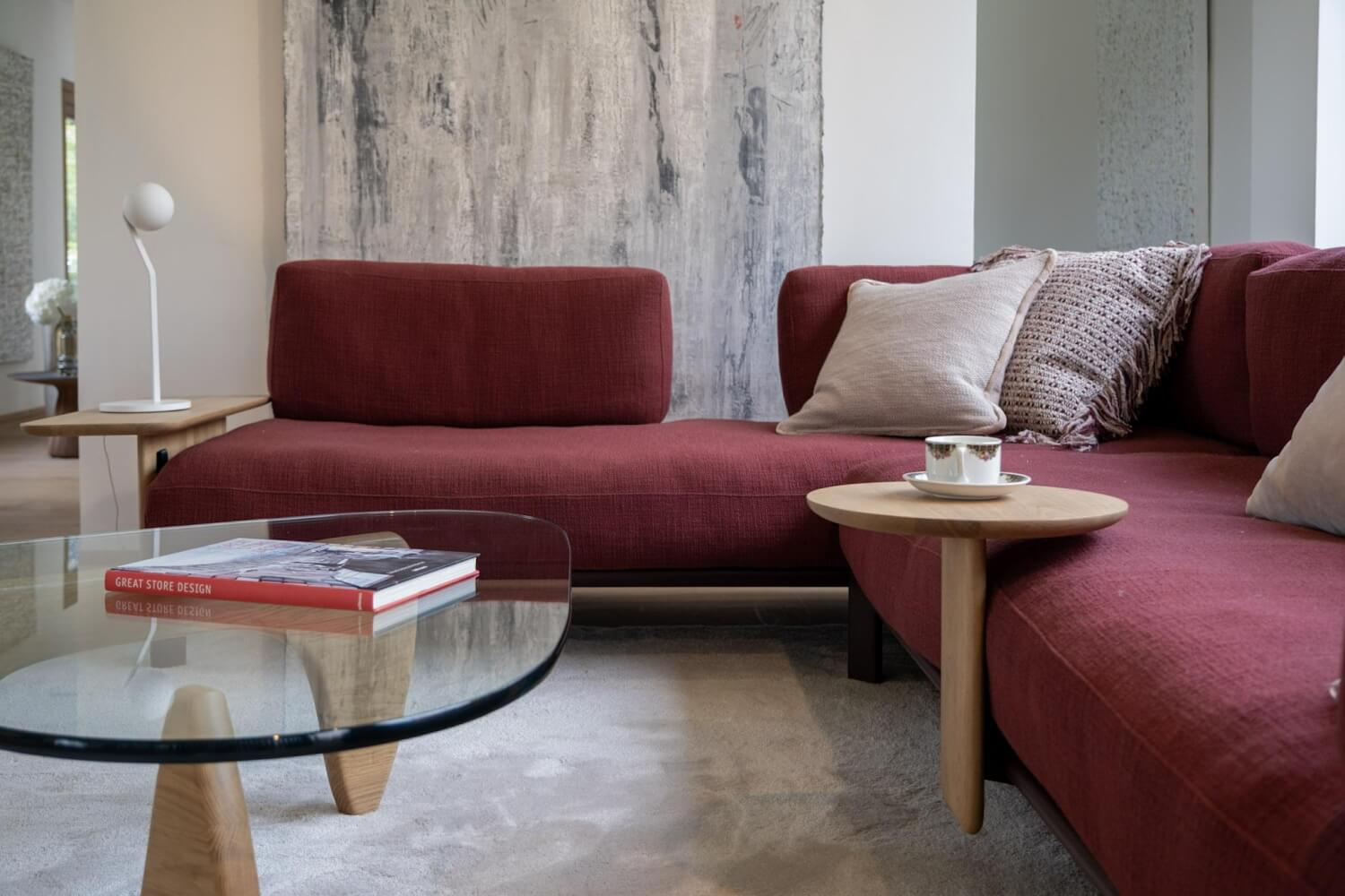 Vitra - Ecksofa Anagram Stoff Dedar A Perfekt Flower Tegola Rot Gestell Dunkel Bordeaux Pulverbeschichtet Inkl. 2x Anstecktisch Eiche Natur - 3