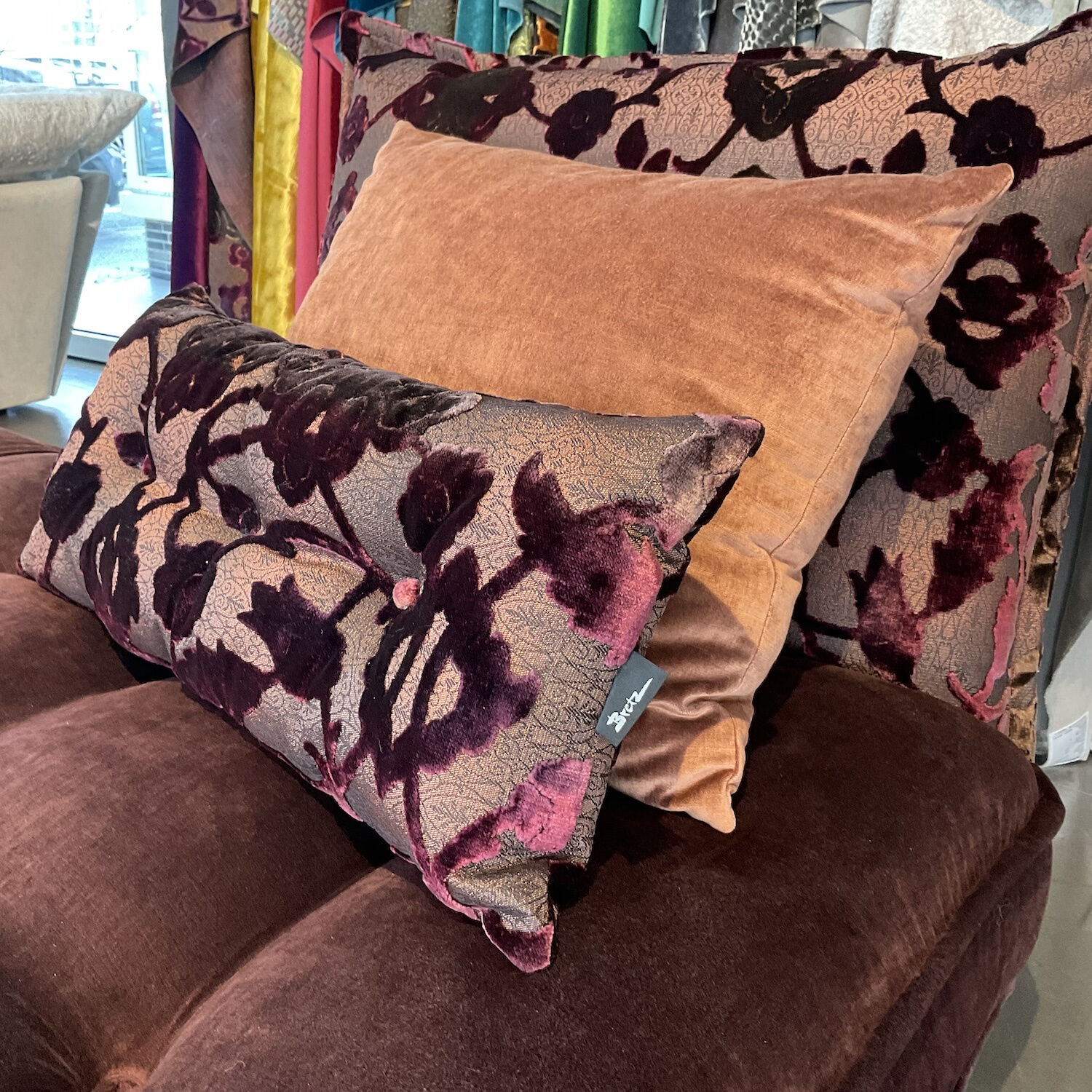 Bretz - Recamiere Ohlinda Stoff Boheme Velvet Black Berry Rot Inklusive Kissen - 5