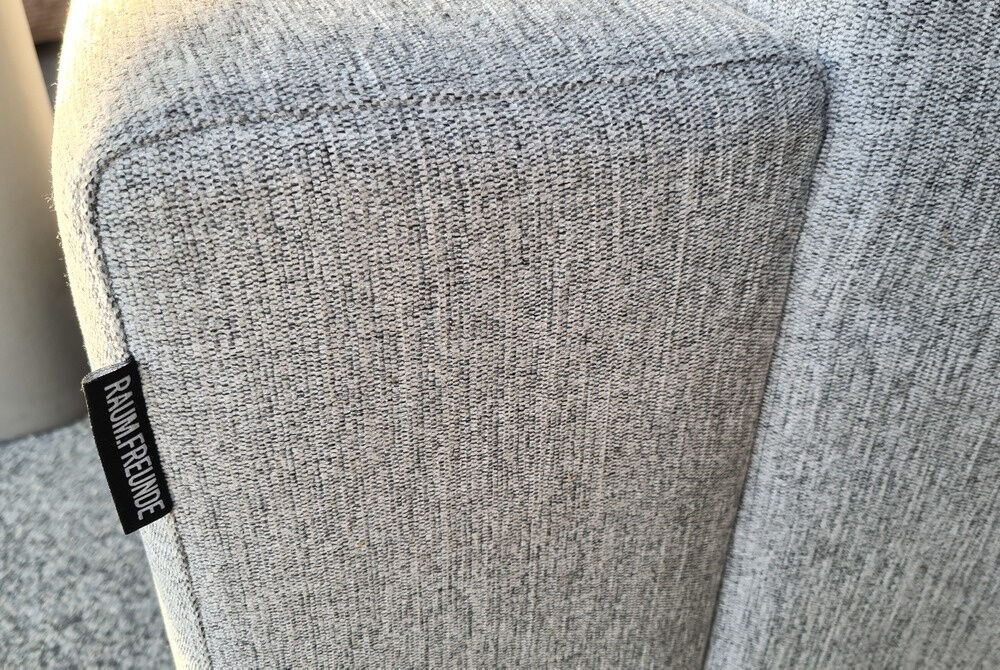 Sits - Sofa Morten Raumfreunde Stoff King 4 Light Grey Grau Metallfuß Schwarz - 5
