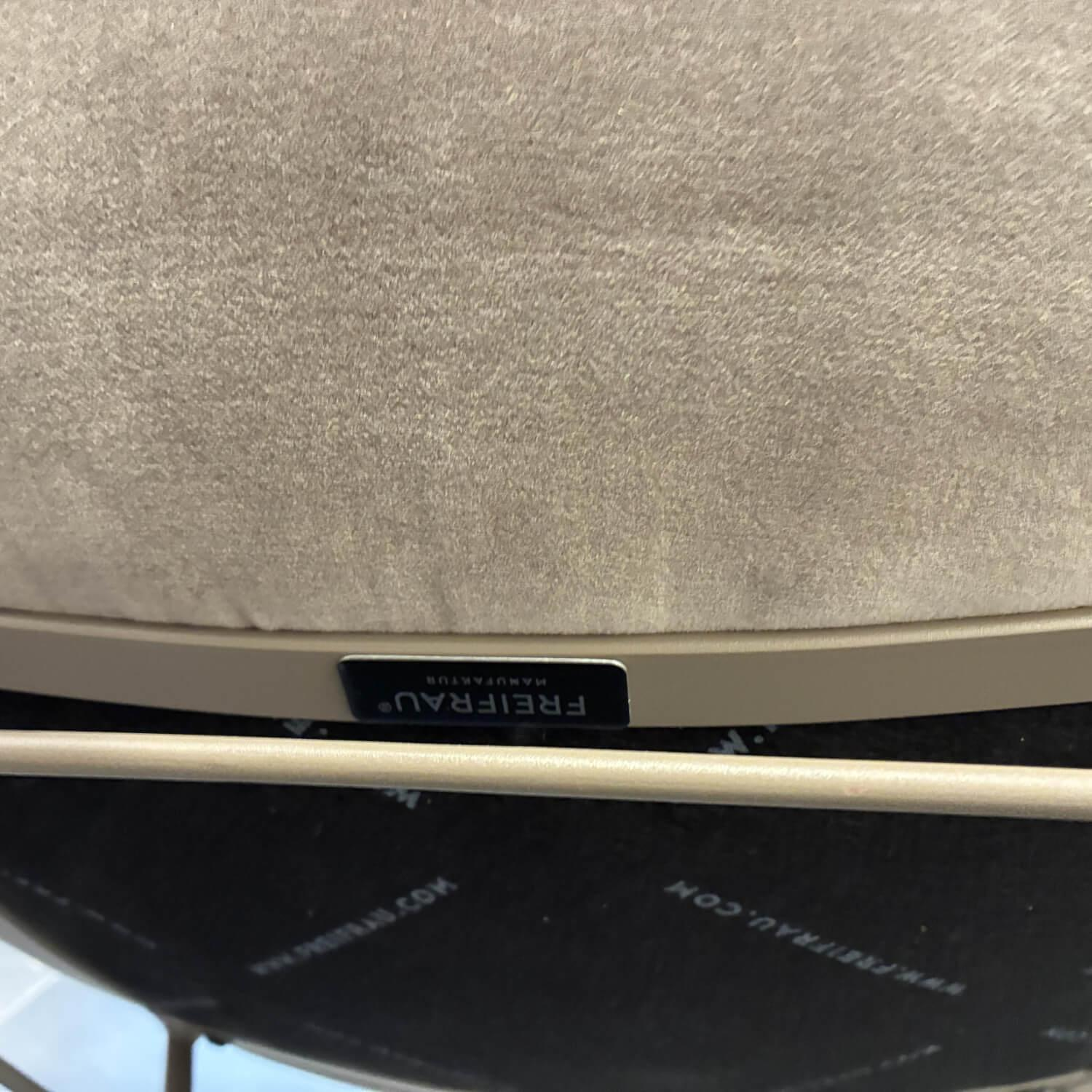 Freifrau - Armlehnstuhl Leya Armchair High Stoff Avalon 0021 Grau Grün Drahtgestell Messing Lasiert - 4