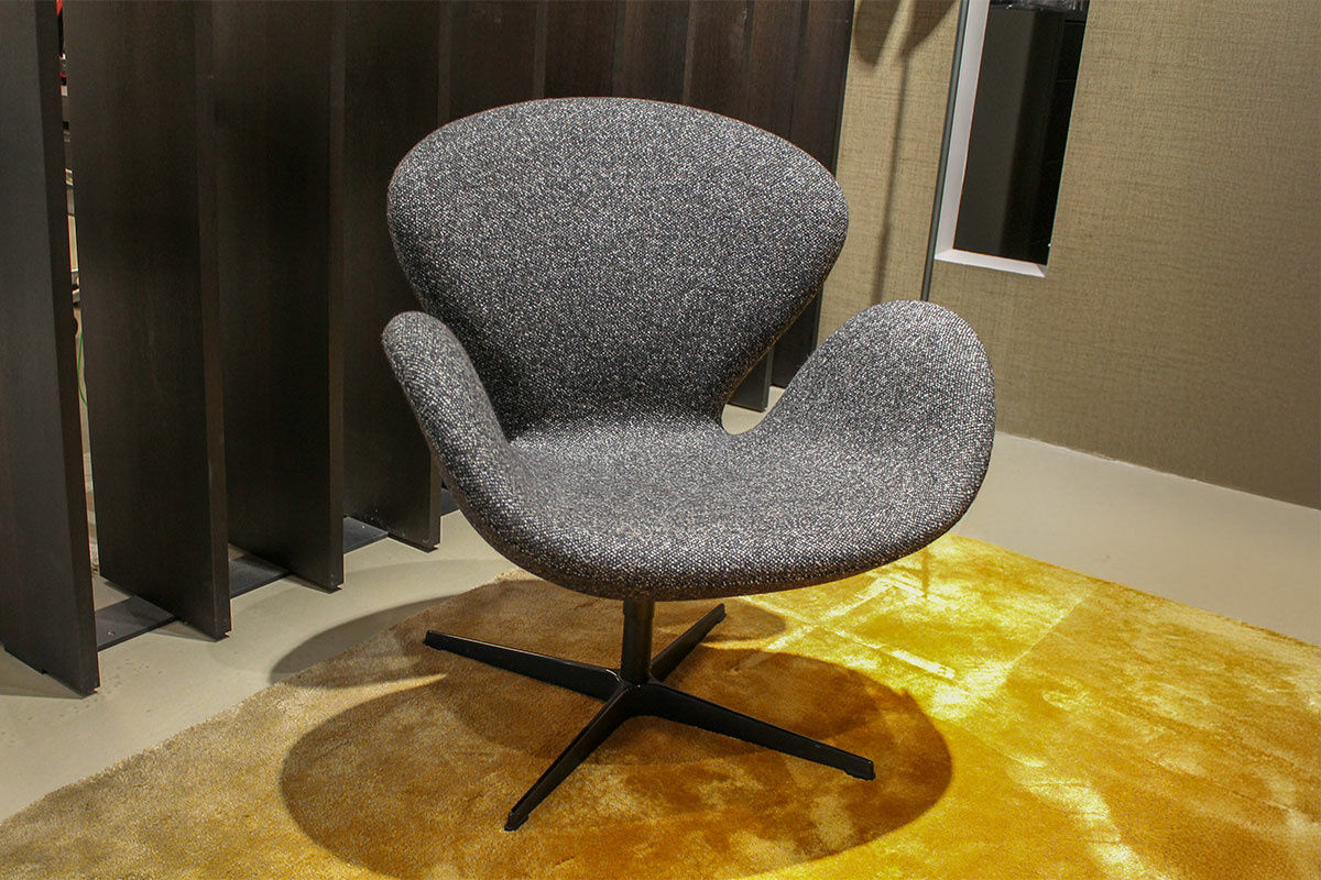 Fritz Hansen - Stuhlsessel Swan Chair Stoff Vanir Granite Brow Dunkelgrau Gestell Aluminium Schwarz Mit Rückholfunktion - 6