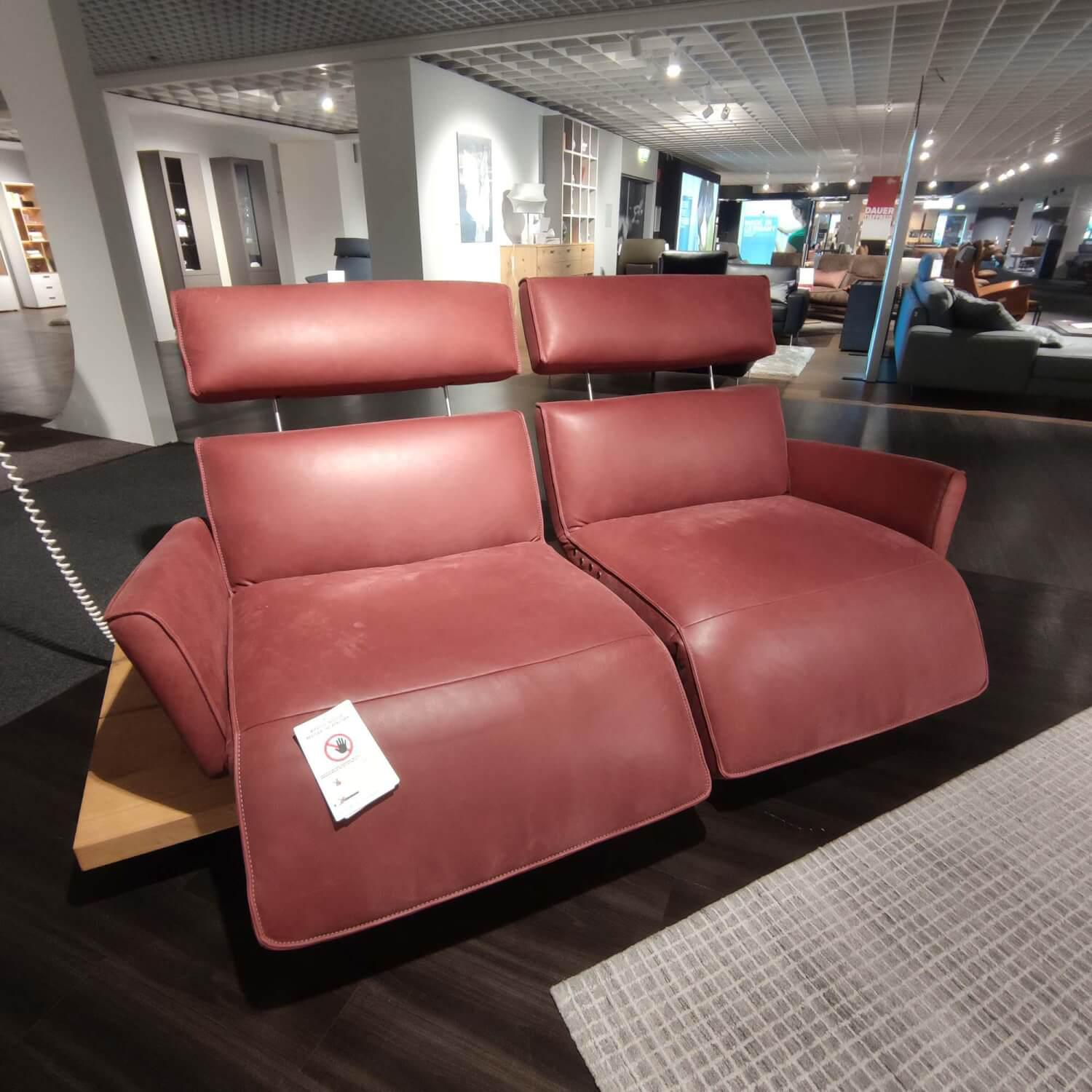 Sofa 2-Sitzer Leder D Vevet Rubin Rot auf Holzplateau Metallkufe