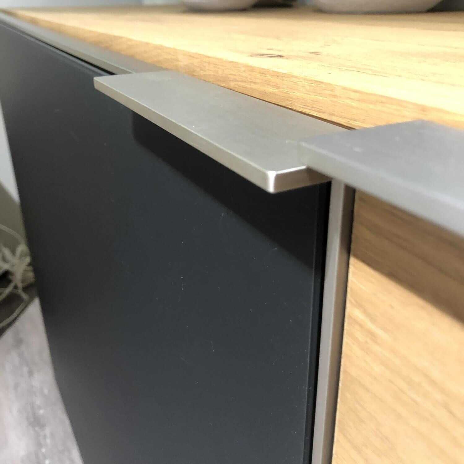 voglauer-sideboard-v-alpin-eiche-altholz-mit-colorglas-schiebet-C3-BCr-anthrazit-1df36e674703 Voglauer - Sideboard V-Alpin Eiche Altholz mit Colorglas Schiebetür Anthrazit - 5