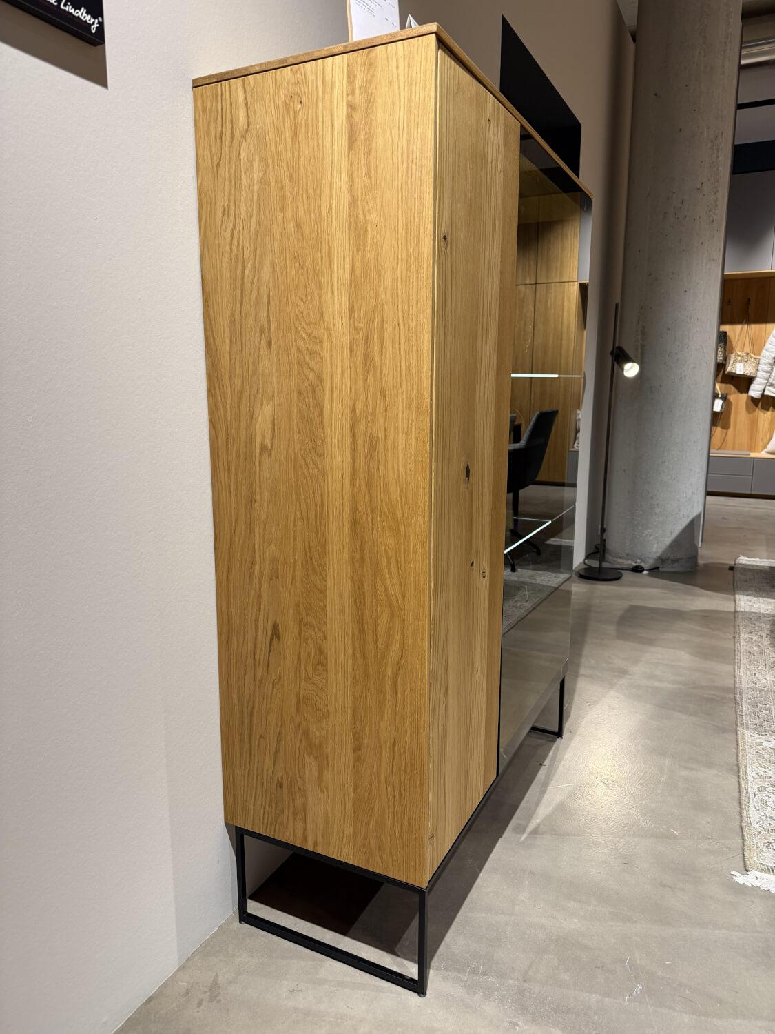 Team 7 - Vitrine Filigno Eiche Wild Naturöl Rauchglas Gestell Kufe Schwarz Matt - 3