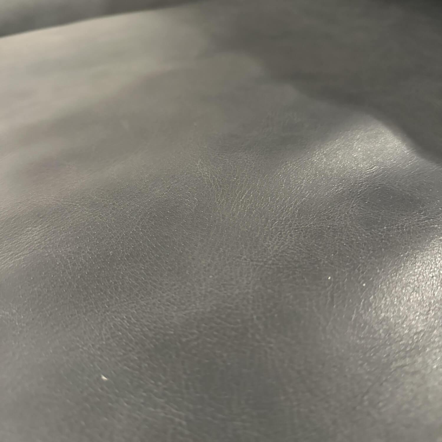 Sofa Bastogne Bezug Leder Chelsea Marine Grau Füße Schwarz