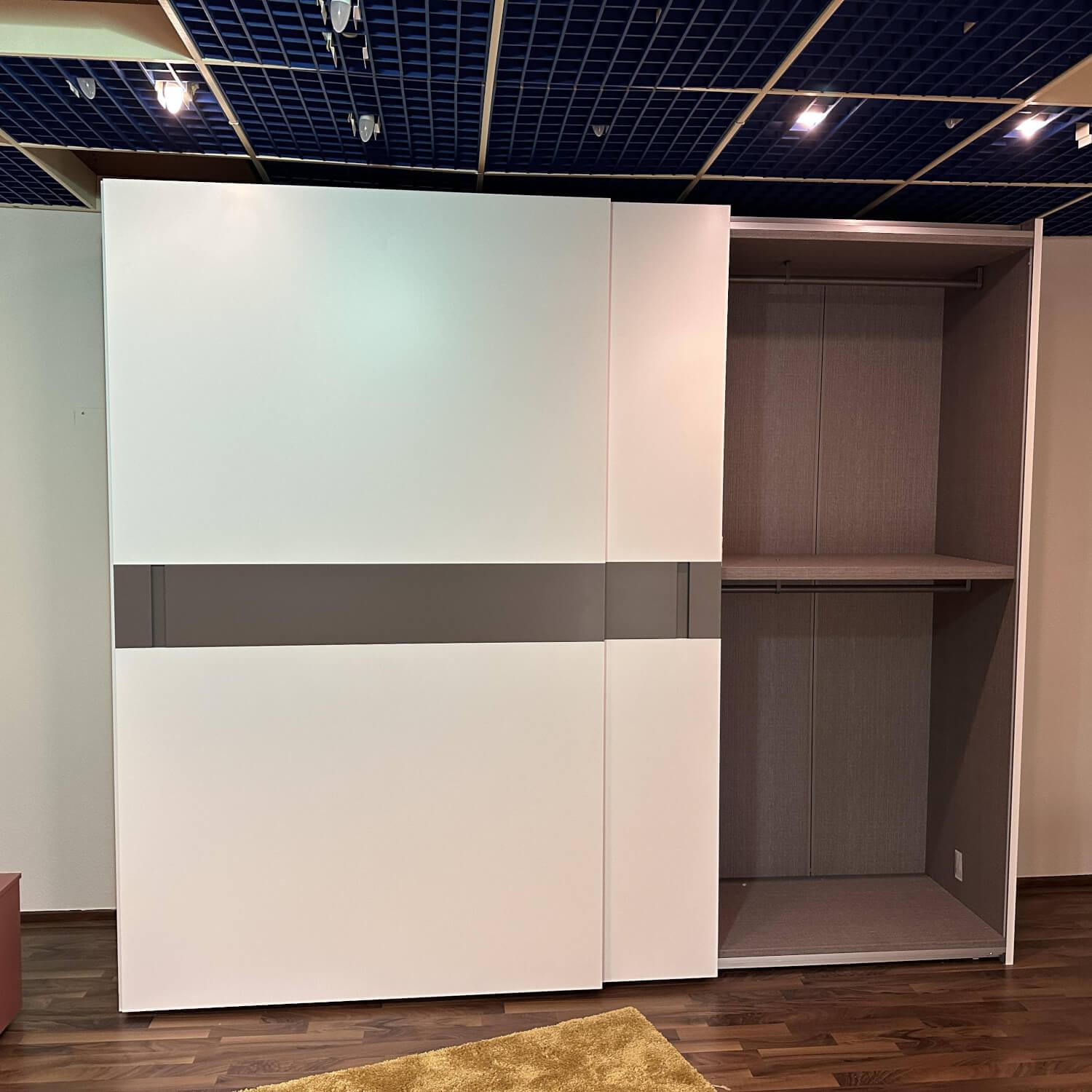 Tomasella - Schiebetürenschrank Contur Loretta Tür Ahtena OC 121 Bianco Gesso Weiß OC 130 Grigio Piacenza Grau Innen Alpaca Grau - 9