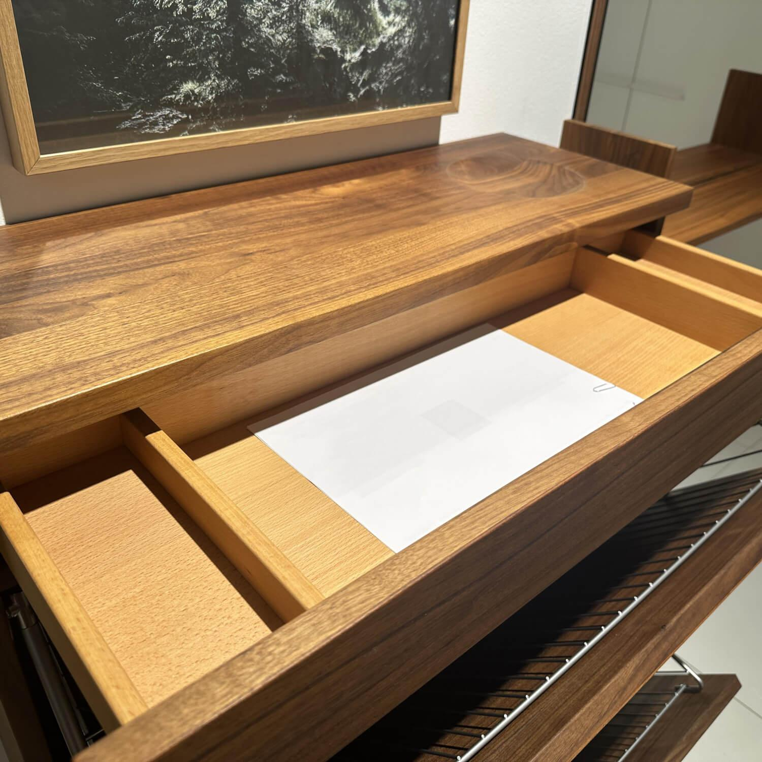 Team 7 - Kommode Schuhschrank Cubus Nussbaum Naturöl Mit Wandspiegel Rahmenlos Mit U Bord Ablage - 2