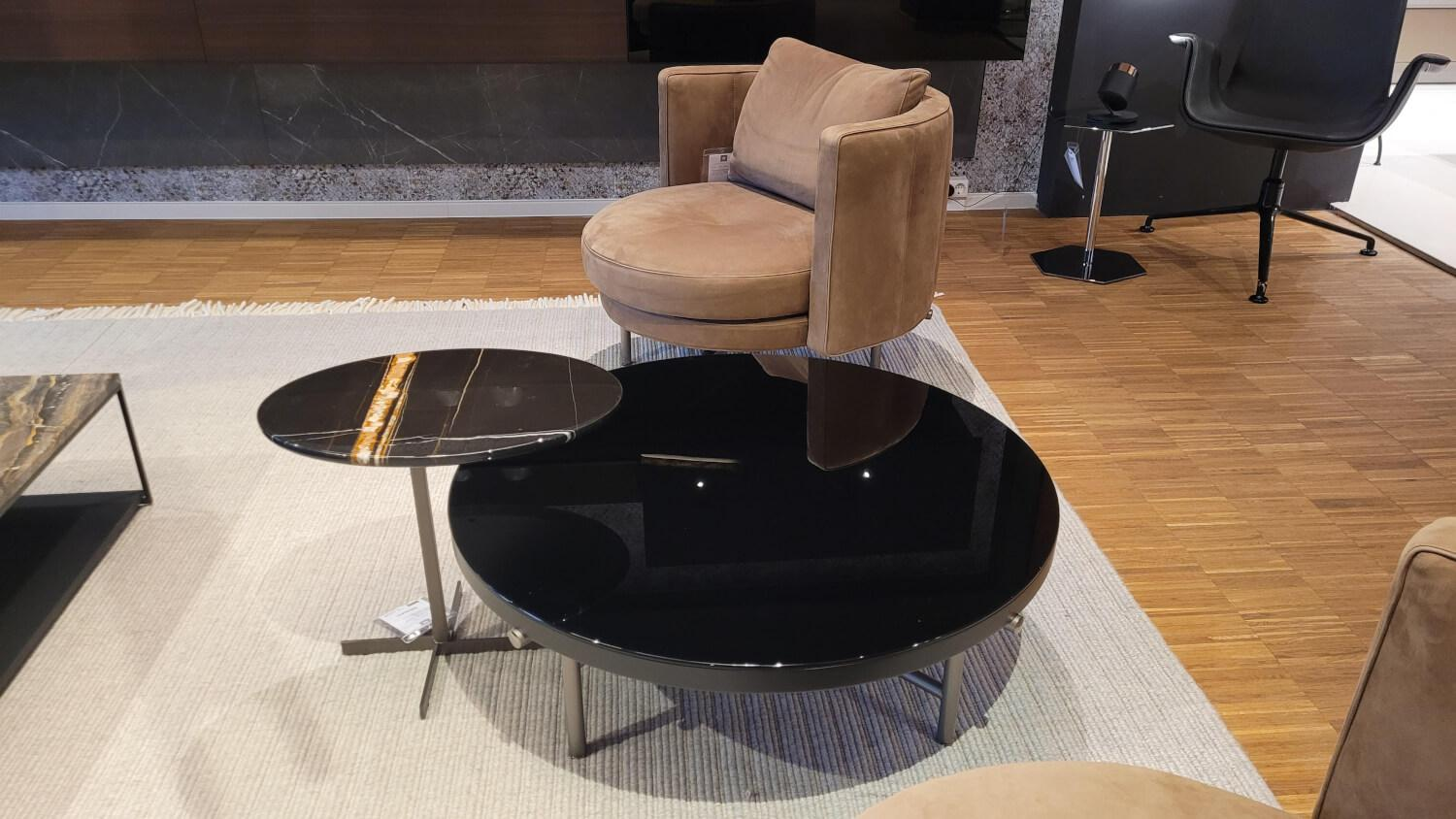 Minotti - Beistelltisch Joy Jut Ut Joy50Ems Platte Marmor Sahara Noir Schwarz Gestell Kreuzförmiger Fuß Metall Bronzefarbig - 7