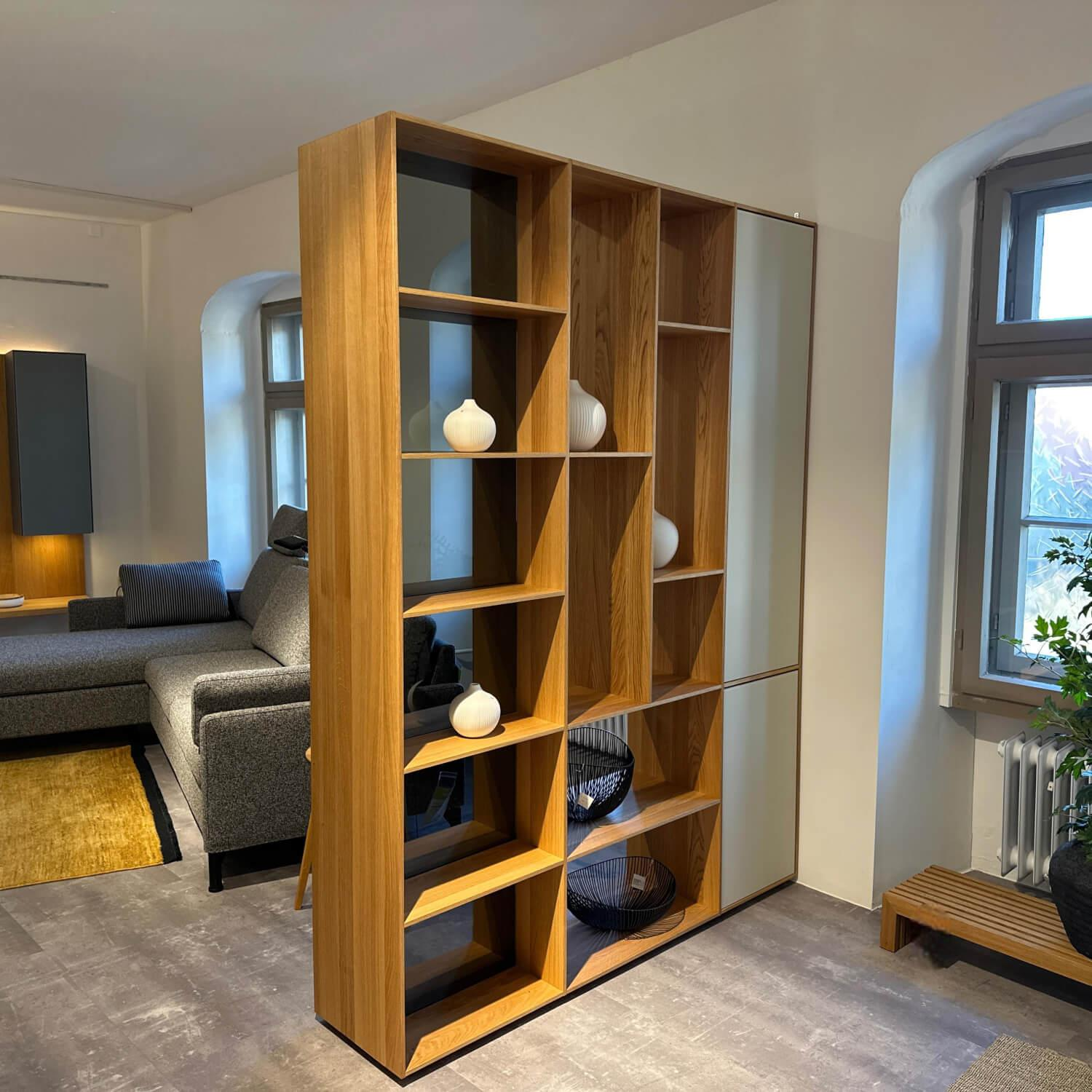 Team 7 - Raumteiler Regal Cubus Eiche Natur Geölt Türen Farbglas Greige Grau Beige Matt - 3