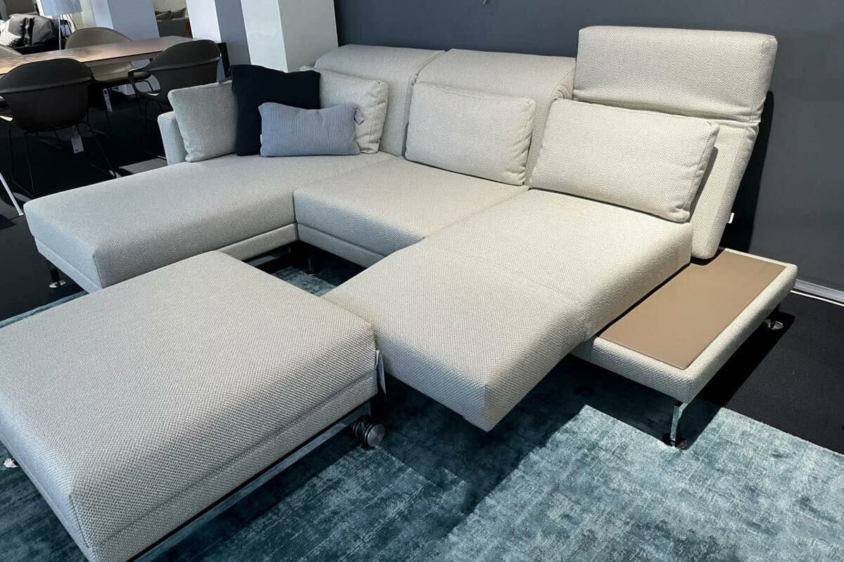 Brühl - Ecksofa Moule Medium Stoff 4491 42 Beige Ablage Leder La plume 5663 46 Braun Kufengestell Verchromt Glänzend Inklusive Hocker Mit Rollen - 6