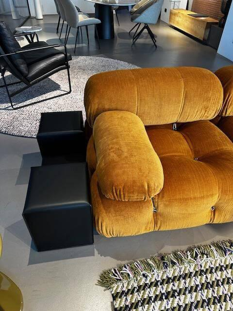 B&B Italia - Sofa Camaleonda Stoff Enia Curry Orange Füße Massivholz Inklusive Hocker Stoff Enia Olivgrün Grün Und Beistelltisch Turm - 4
