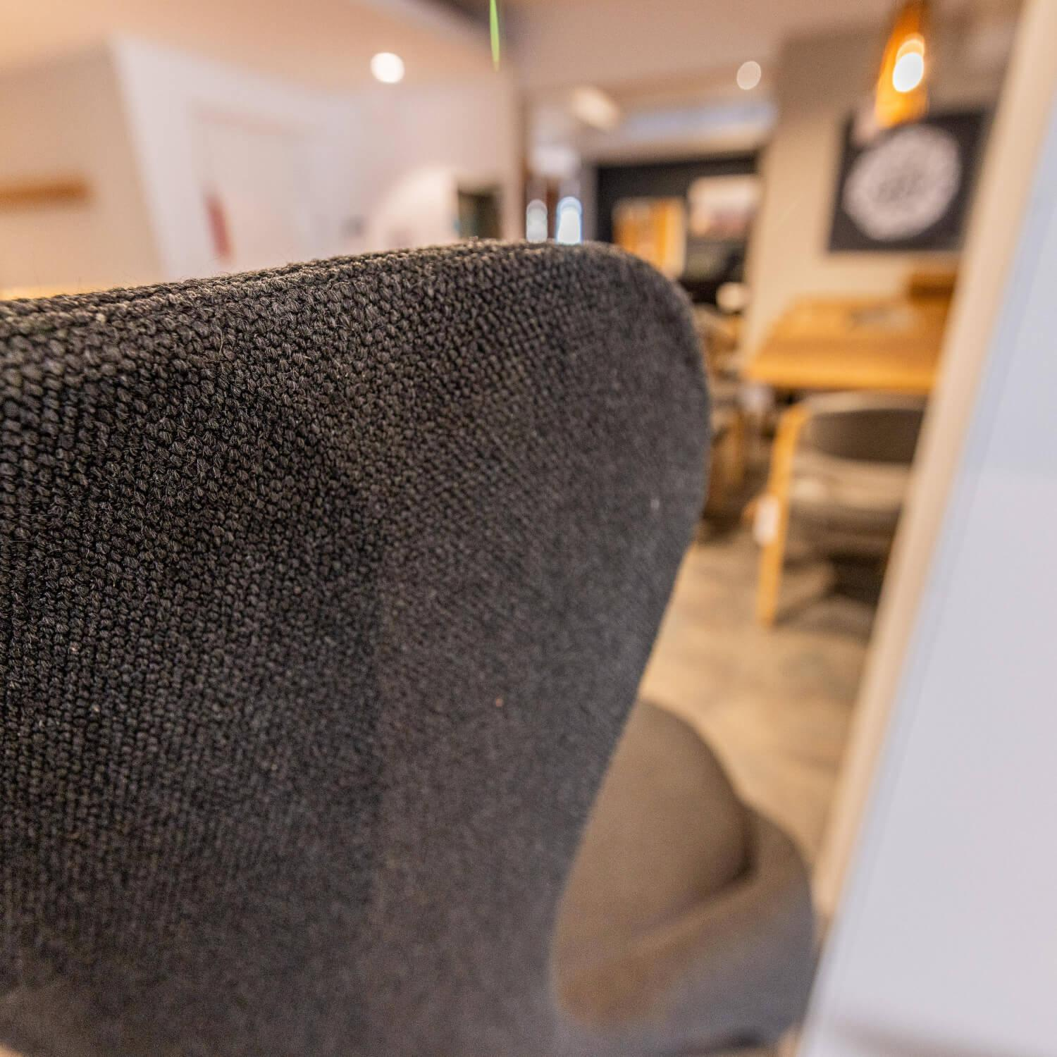 Voglauer - Ohrensessel V-Rock Living Bezug Stoff Curl Black CB Anthrazit Gestell Alteiche Rustiko Gebürstet Inklusive Hocker - 12