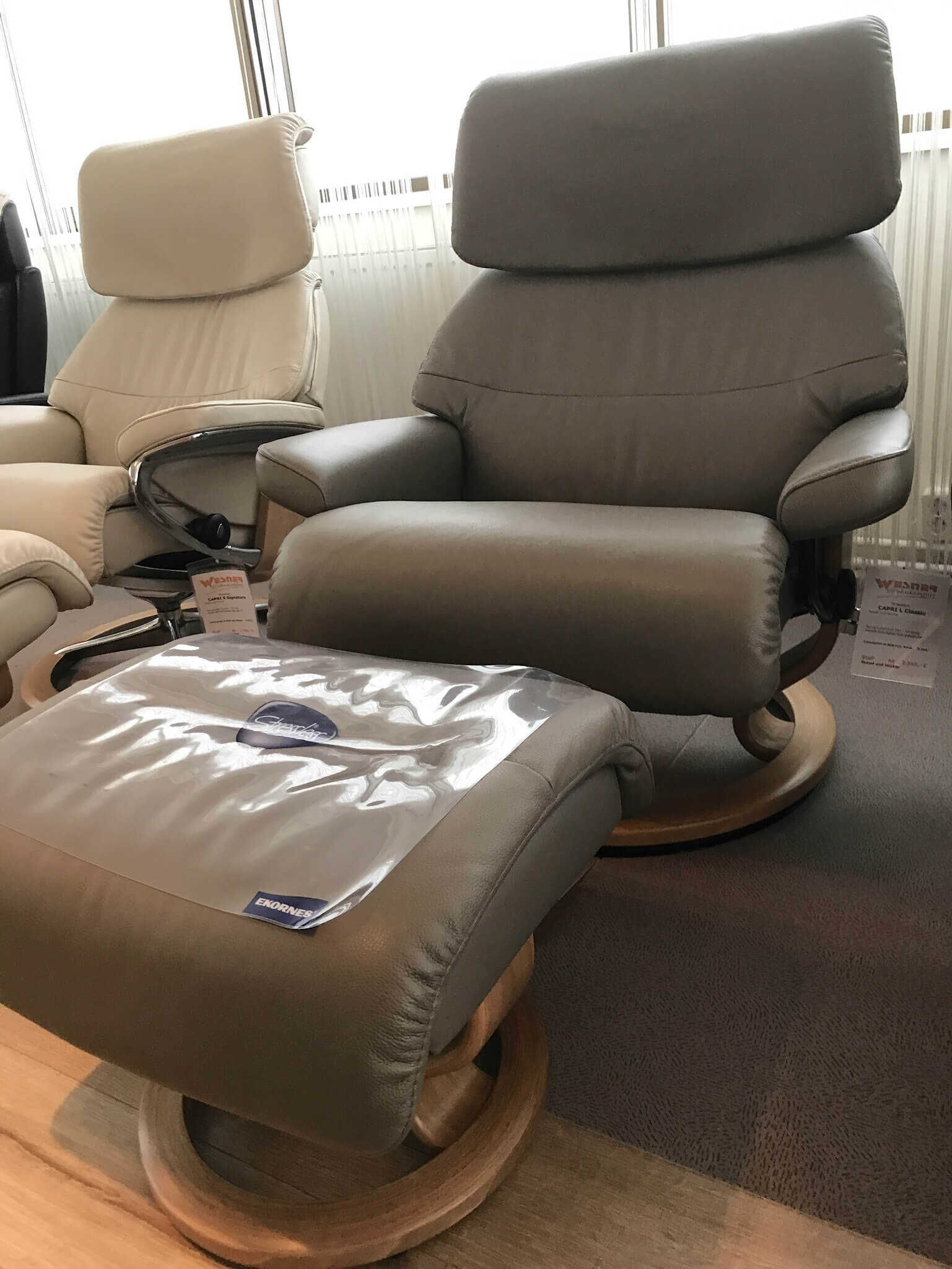 070-02-00206b Stressless - Sessel Capri L Leder Grau Paloma Classic mit Hocker - 3