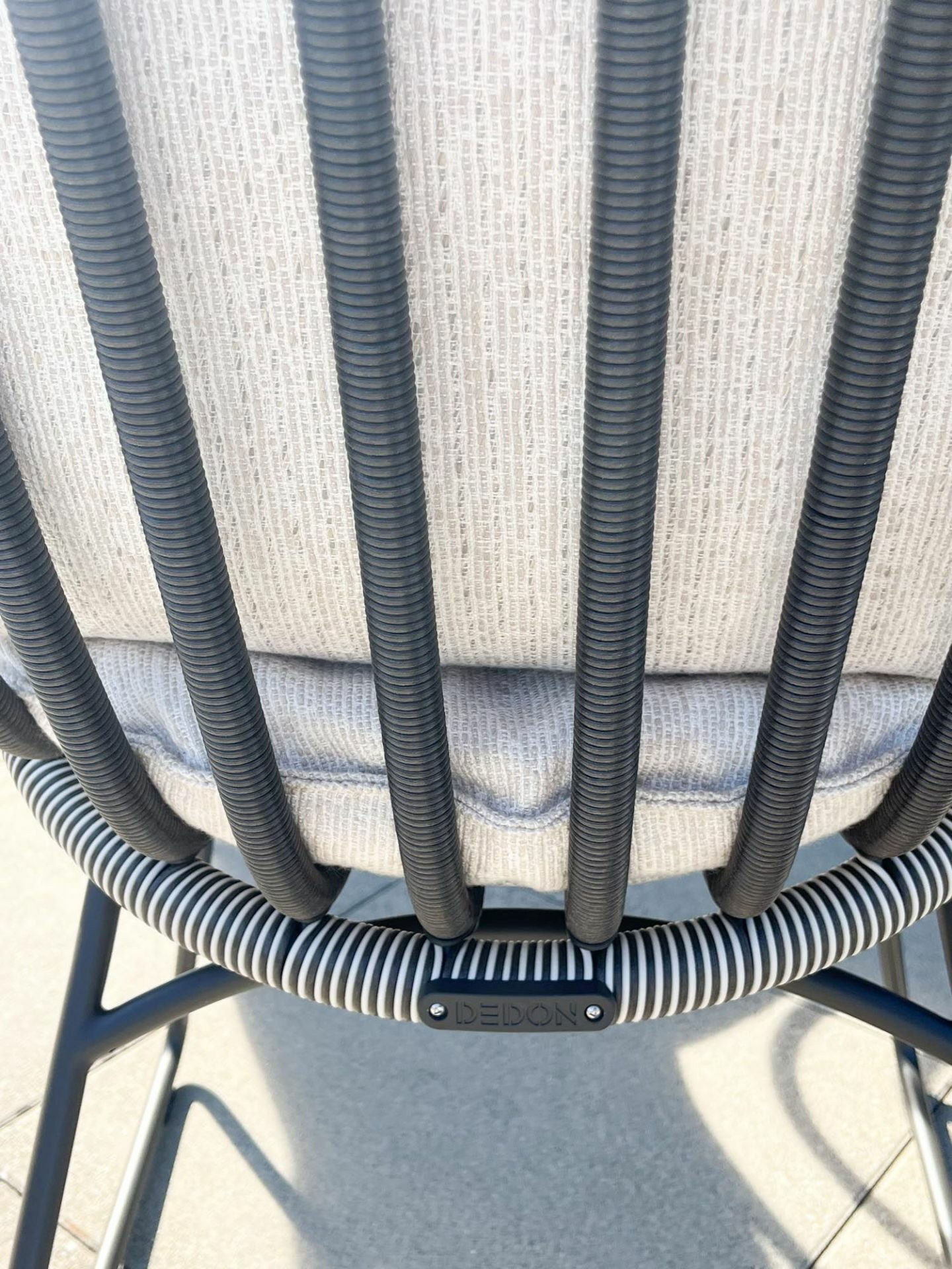 DEDON - Armlehnstuhl Kida CJD Geflecht Shade Touch Grau Weiß Kissen Stoff Caleo Breeze Grau Gestell Aluminium Black Pepper Schwarz Pulverbeschichtet - 9