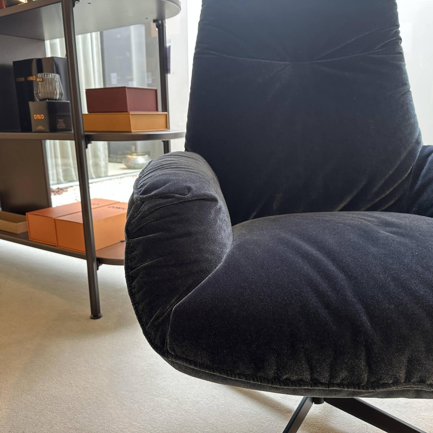 Bielefelder Werkstätten - Hochlehnsessel Daron Stoff Emilia BW 1762-151Gr. B Blau Kreuzfuß Schwarz Matt mit Hocker - 3