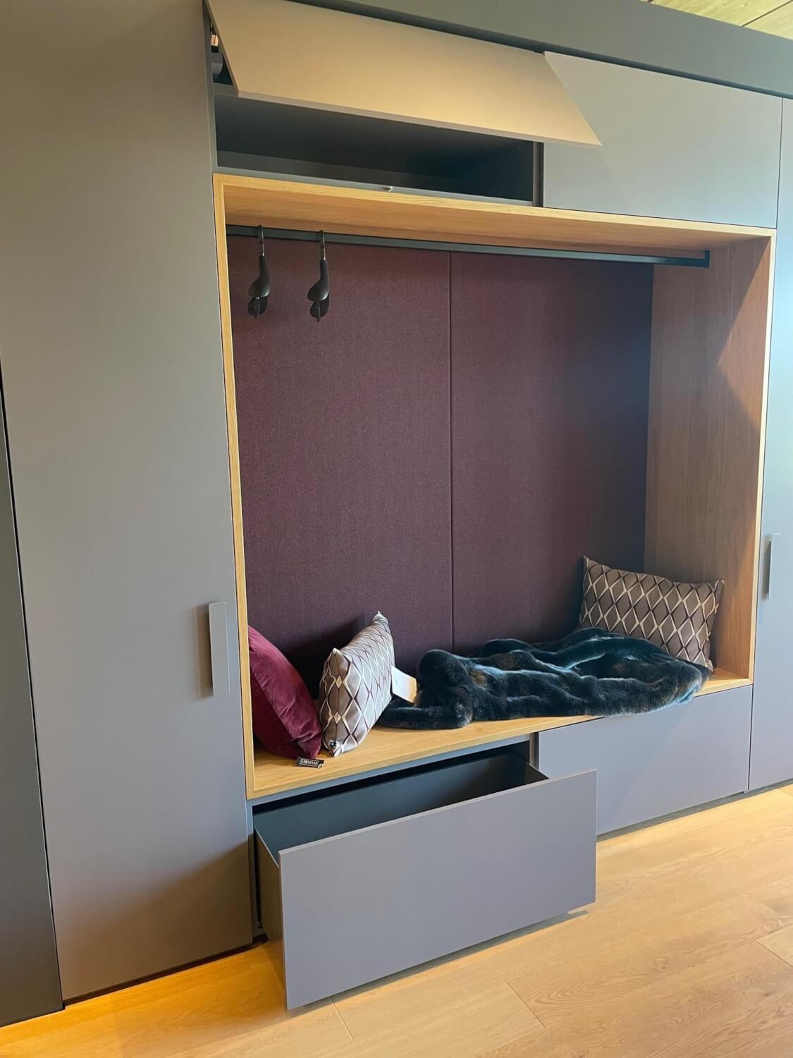 Interlübke - Garderobe Base Change In Eiche Massiv Natur Geölt Sitznische Flintgrau Lackiert Korpus Silbergrau Metallic Lackiert Rückwandbezug Stoff JAB CA1476/012 - 6