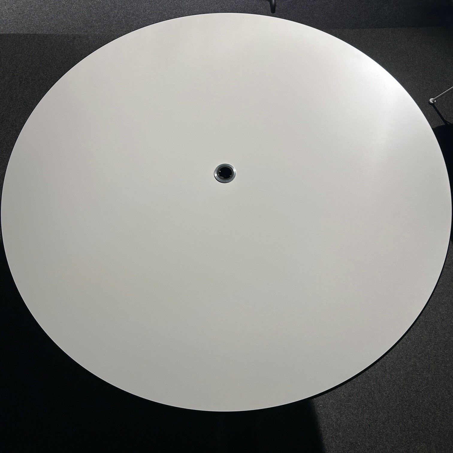 Vitra - Besprechungstisch Eames Segmented Table Platte HPL 12 Weiß Gestell Glanzchrom Mit Steckdose - 3
