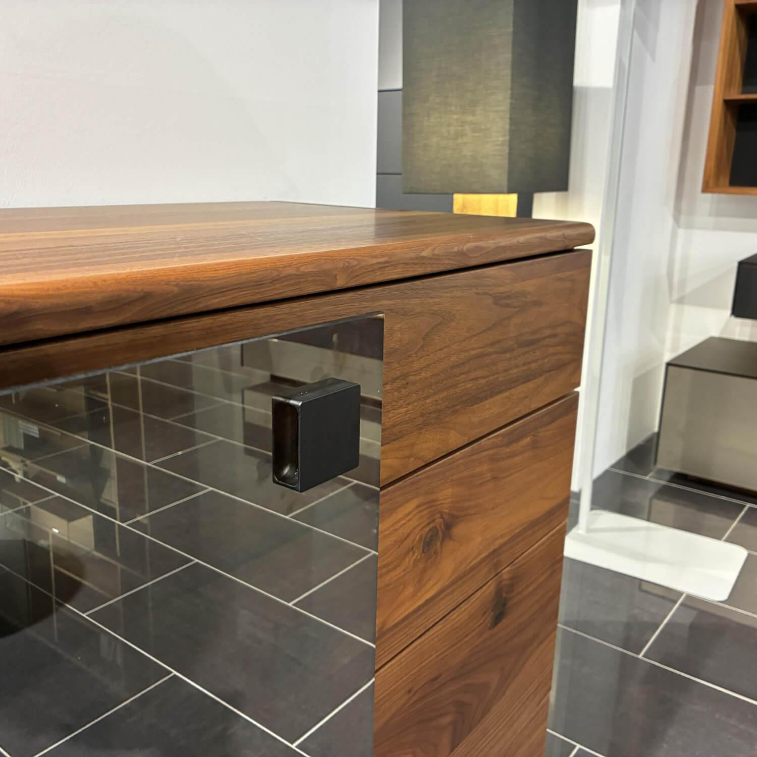 Team 7 - Anrichte Nox Nussbaum Wild Naturöl Mit Palladiumglas Schwarz Matt Mit Beleuchtung - 8