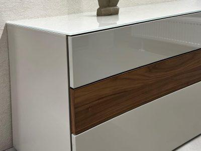 Hülsta - Wohnwand Now Vision C18 Lack Seidengrau Hochglanz Akzent Kernnussbaum Inklusive Couchtisch - 7