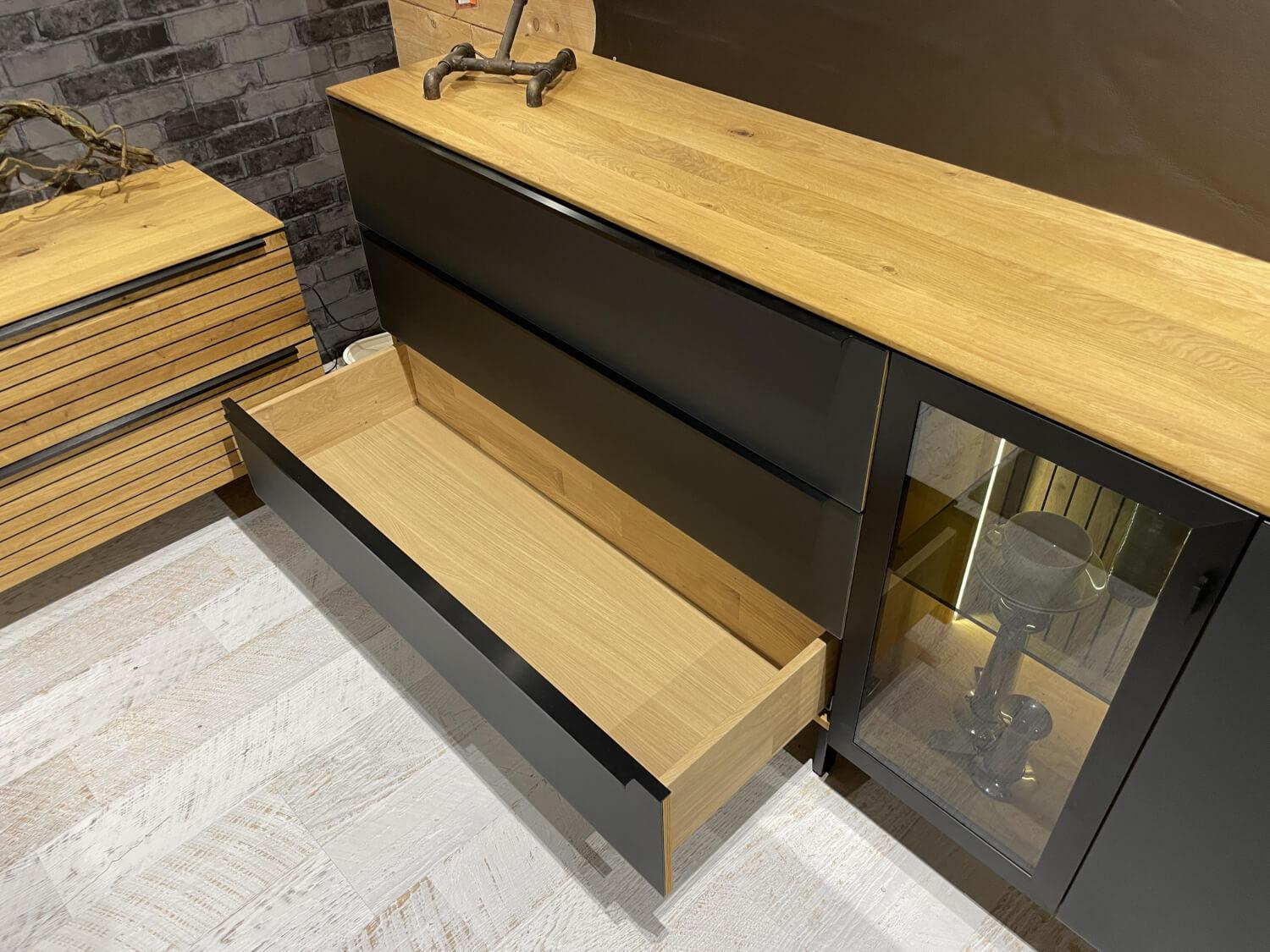 WK Wohnen - Sideboard WK 490 Baristo Asteiche Massiv Natur Belassen Geölt Front Farbglas Anthrazit Mit LED Beleuchtung - 11