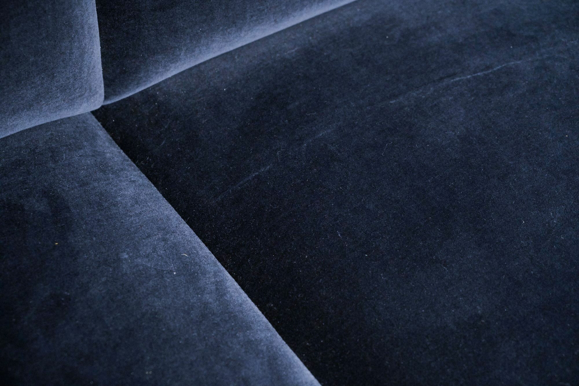 Sofa Vuelta Lounge Stoff Velvet Navy Cat. E Blau Füße Bronze Pulverbeschichtet