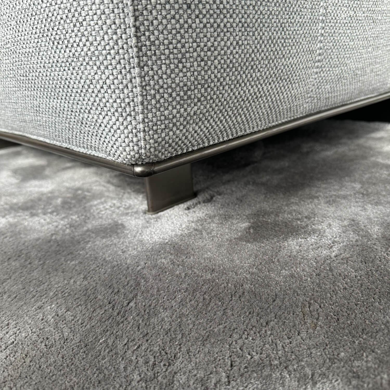 Minotti - Ecksofa Freeman Duvet T Wing Stoff Milennium 05 Ghiaccio Grau Inklusive Kopfstütze Und Hocker Freemann Pelle Aspen Stone Grey - 5