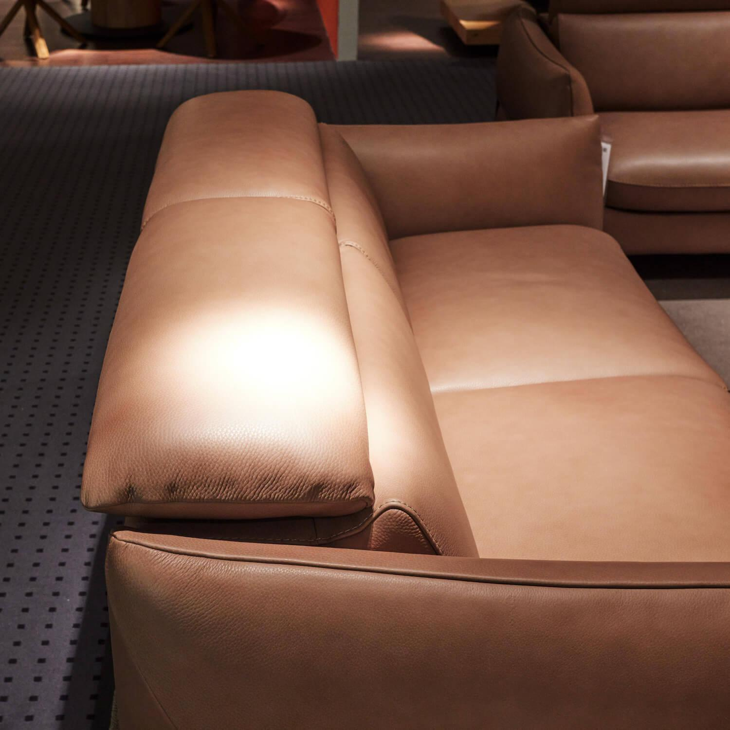 Calia Italia - Sofa Confetto Leder Nature Terra 74 Braun Metallfüße Schwarz Matt Mit Kopfteilverstellung - 3