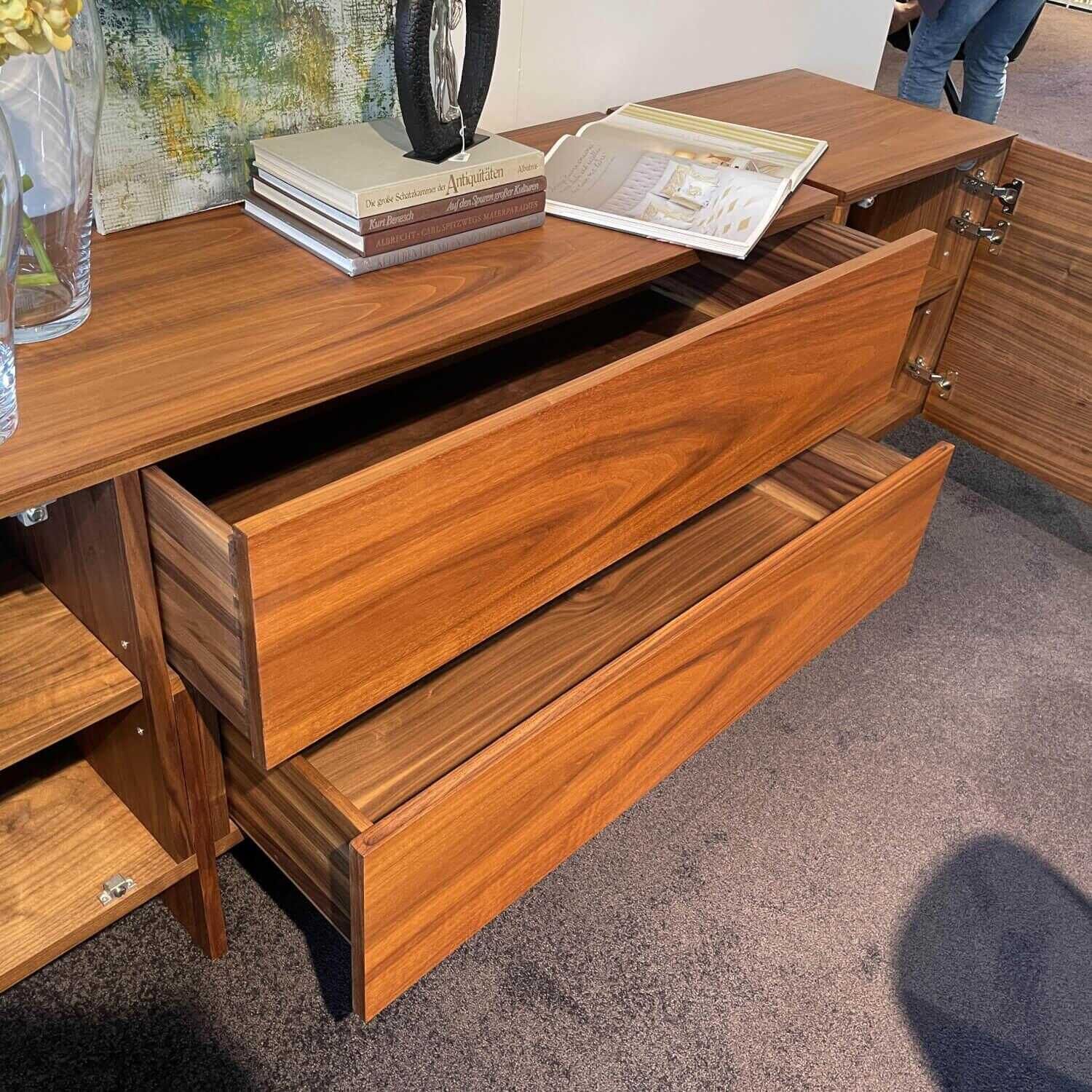 Riva1920 - Sideboard AKI Nussbaum geölt mit 2 Seitentüren und 2 Schubladen - 2